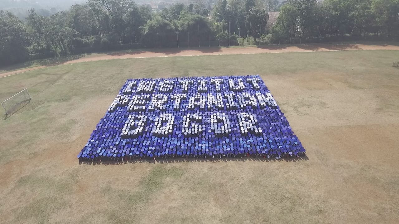 Mahasiswa IPB membentuk formasi yang bertuliskan nama kampusnya