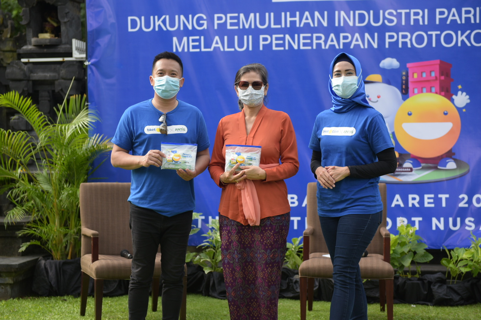 Antis menggandeng tiket.com untuk menyediakan paket Antis sanitizing kit untuk menduku pemulihan pariwisata di Indonesia. 