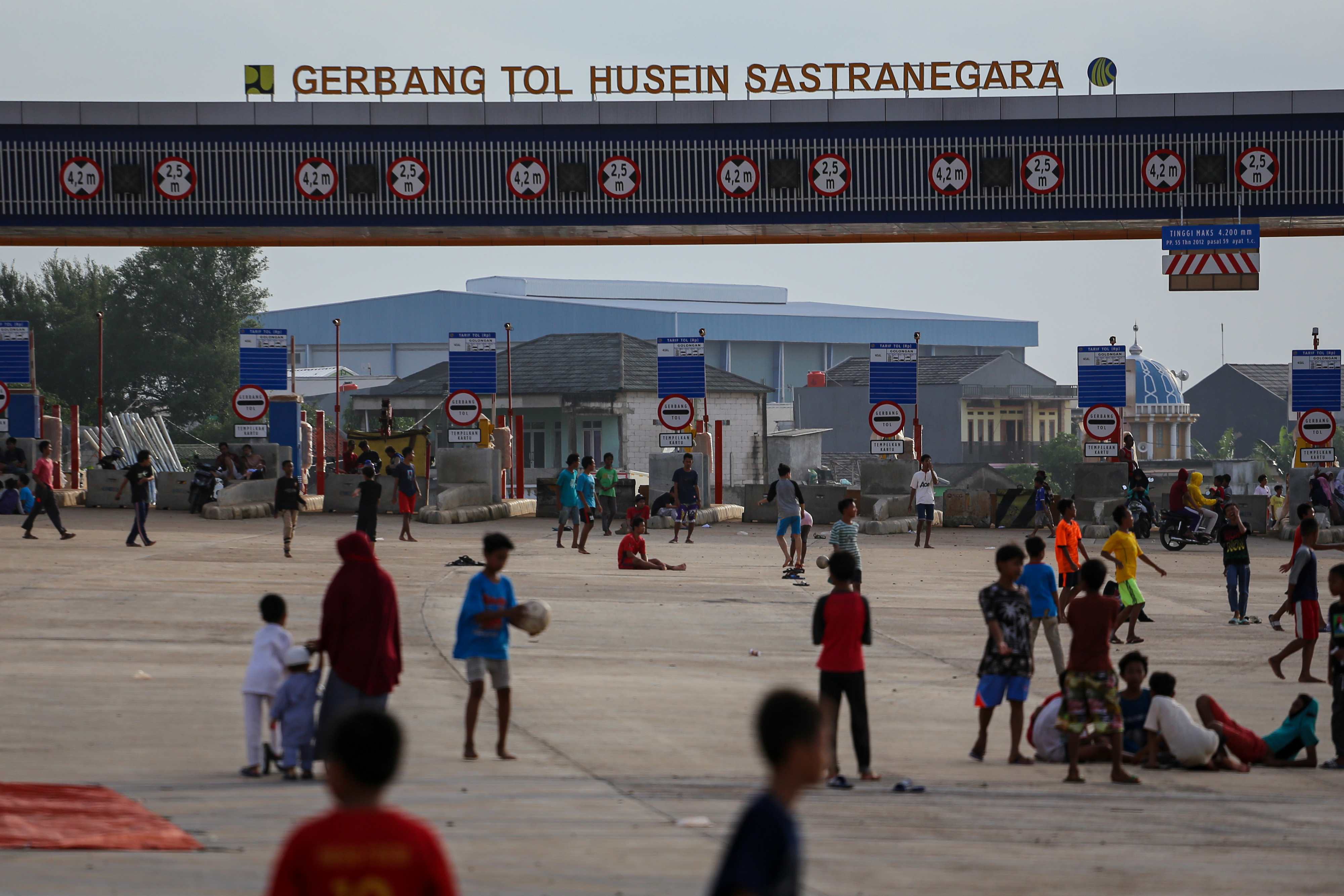 Sejumlah warga beraktivitas di ruas jalan Tol Cengkareng- Batu Ceper- Kunciran di Tangerang, Banten, Jumat (19/2/2021)