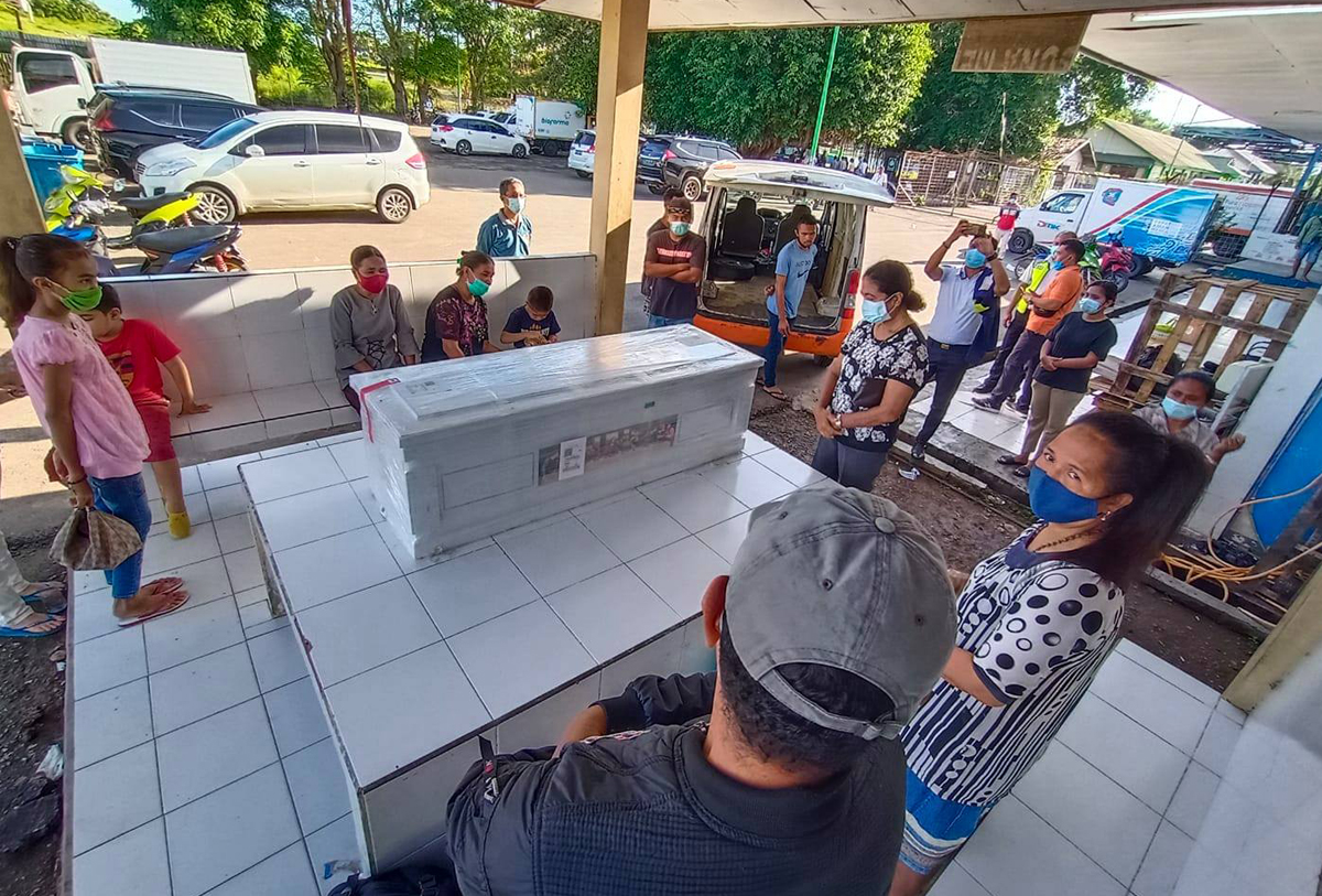 Isak Tangis Keluarga Sambut Jenazah Donatus Ola Pareda 