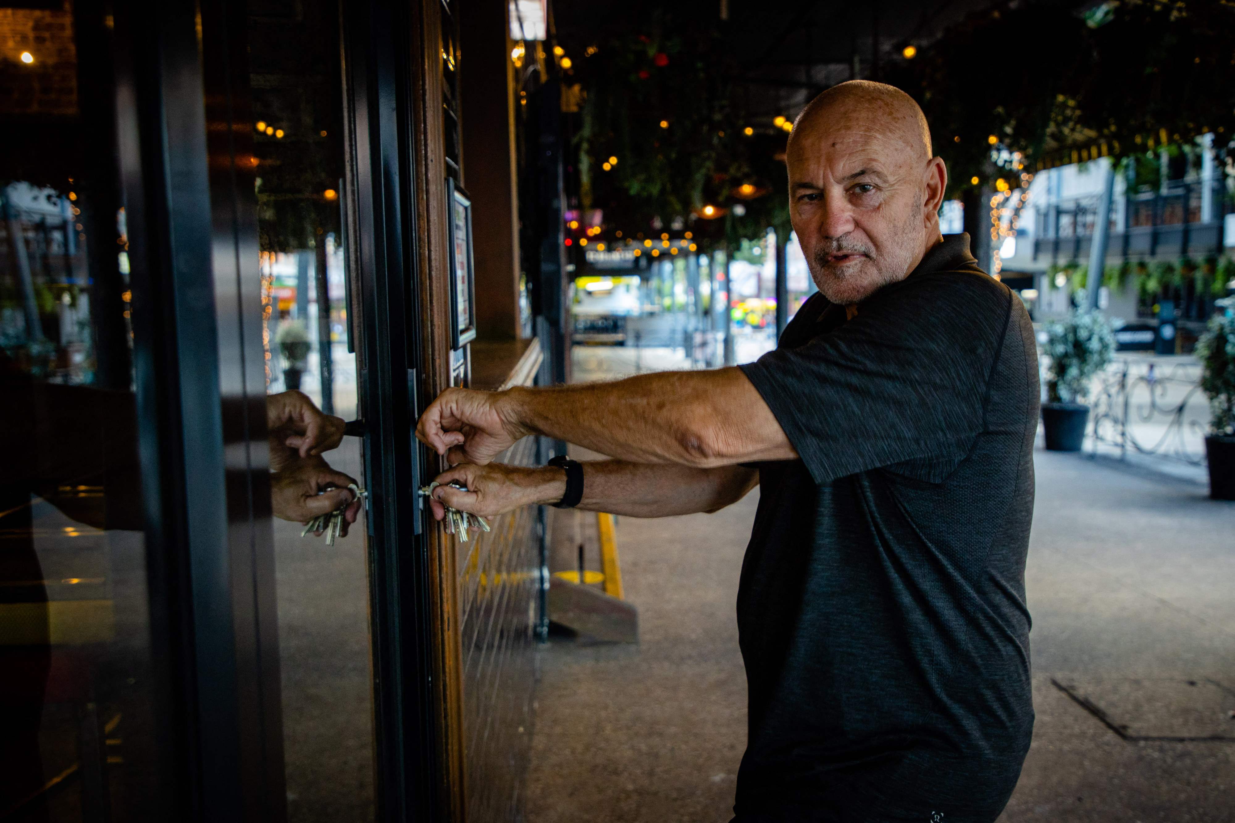 Seorang pemilik hotel mengunci hotel miliknya setelah pemerintah Brisbane, Australia, memberlakukan lockdown covid-19.