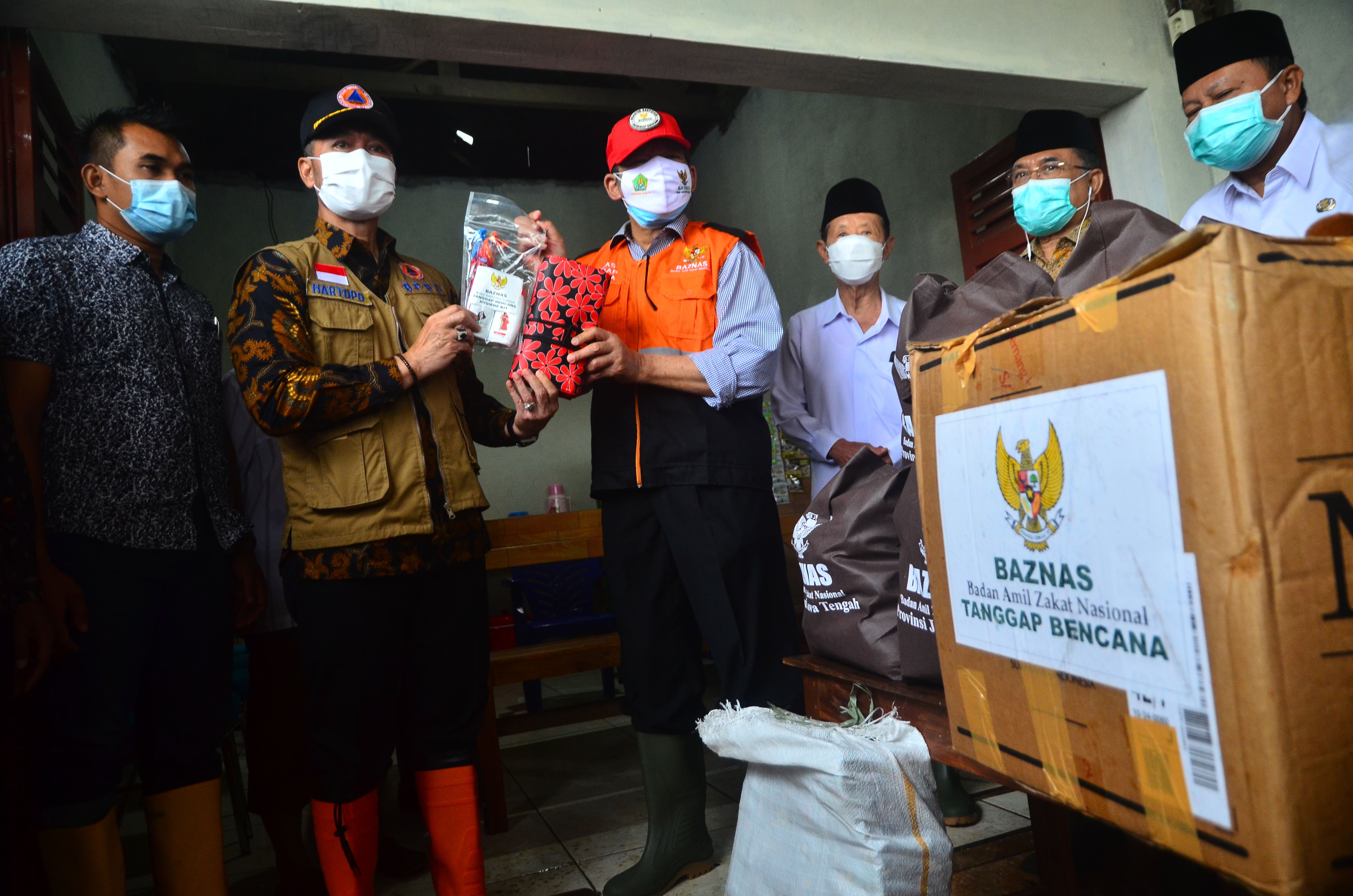 BANTUAN: Ketua Baznas, Noor Achmad (tengah) secara simbolis menyerahkan bantuan perlengkapan mandi kepada Plt Bupati Kudus Hartopo di Kudus