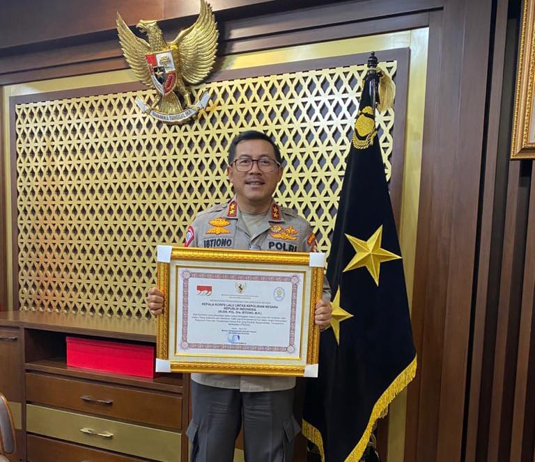 Kakorlantas Polri Irjen Pol Istiono menerima penghargaan dari Men PANRB atas realisasi Program ETLE Presisi.