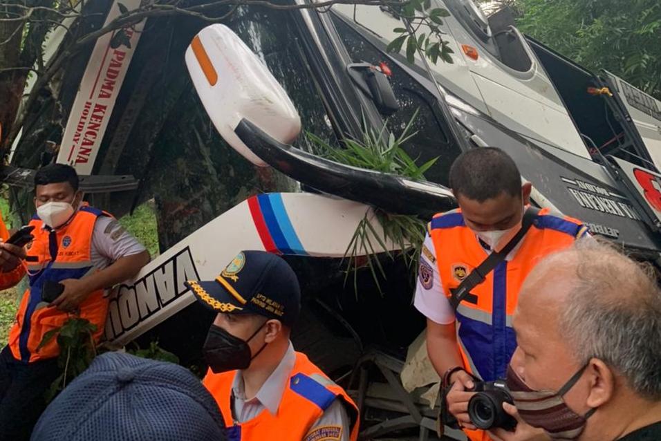 Kecelakaan bus maut yang terjun ke jurang di di Tanjakan Cae, Desa Sukajadi, Kecamatan Wado, Kabupaten Sumedang, Jawa Barat, Rabu (10/3).