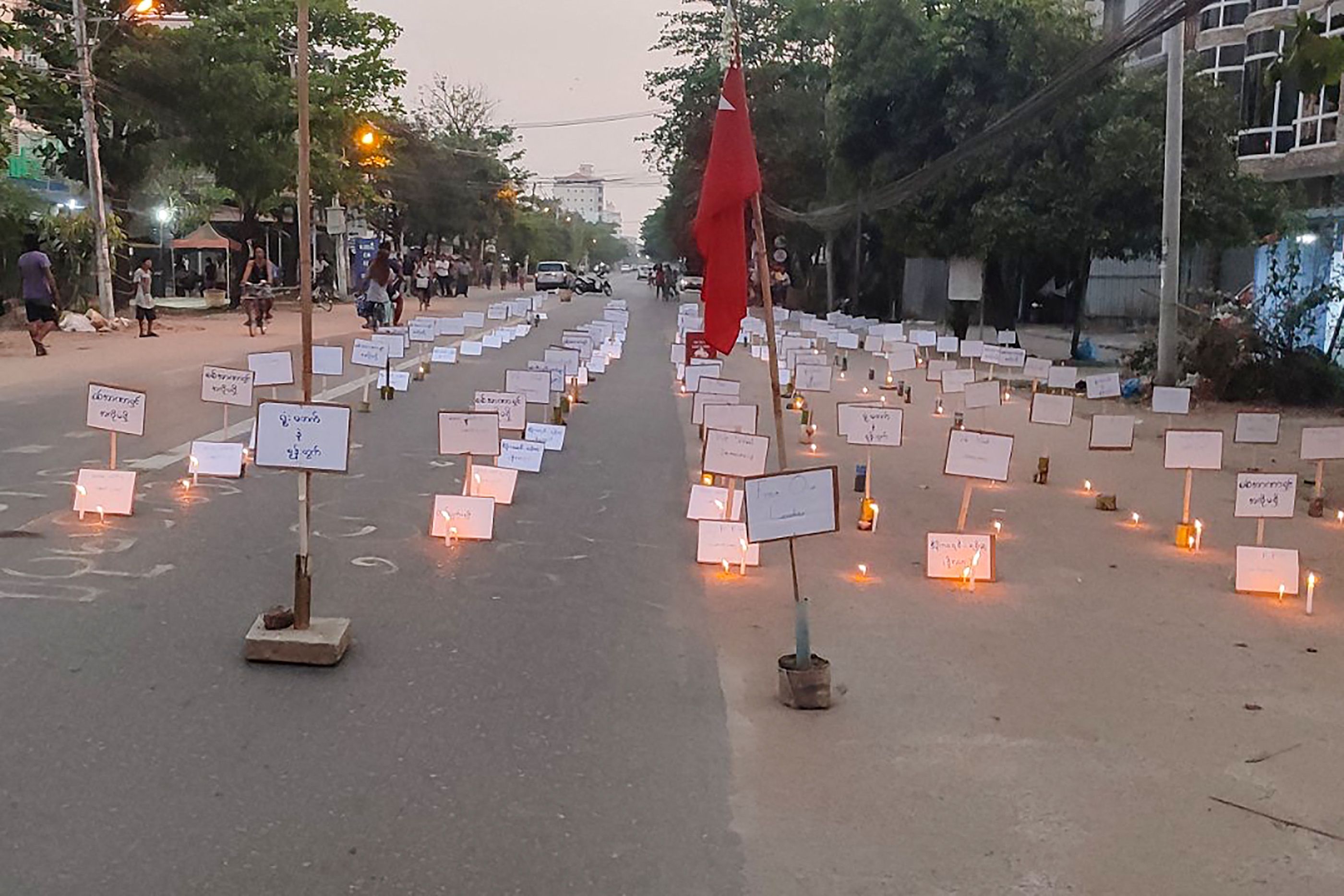Aksi menentang kudeta militer dengan memasang poster di tengah jalan Kota Yangon, Myanmar, Rabu (24/3).