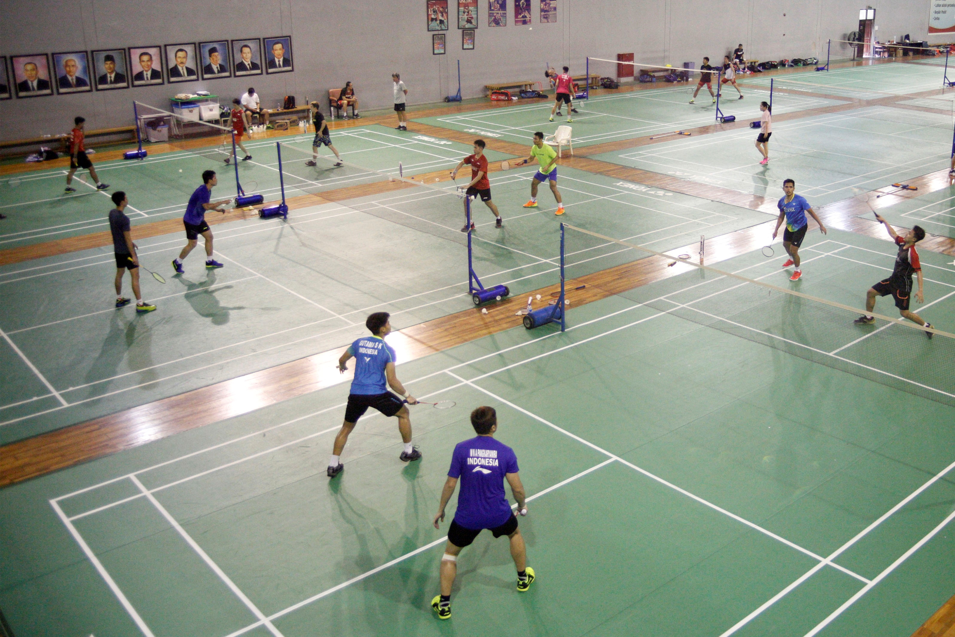 Sejumlah atlet bulu tangkis melakukan latihan di Jakarta, beberapa waktu lalu.