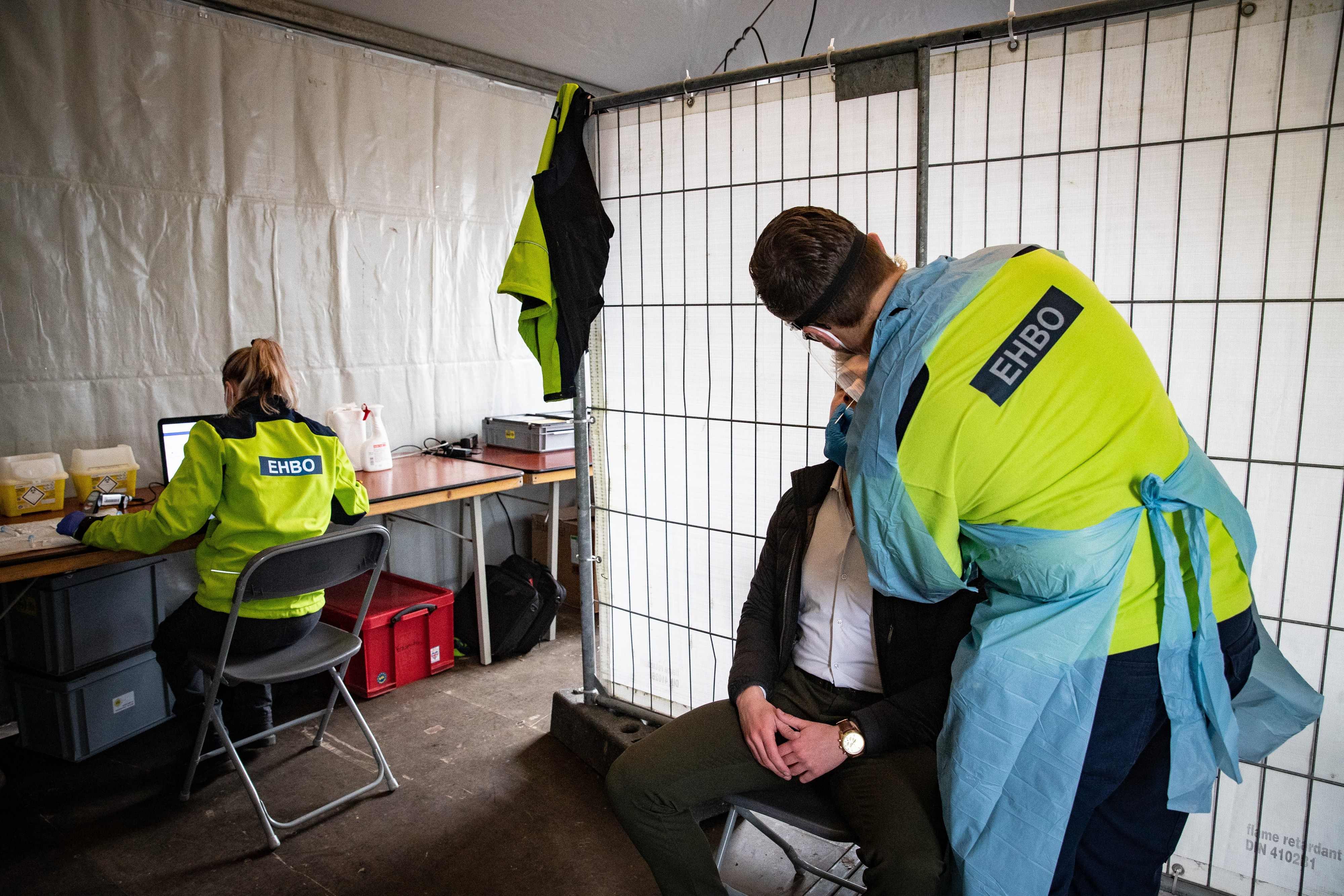 Pengunjung menjalani tes swab acak saat akan menghadiri festival musik pop di Biddinghuizen, Belanda.
