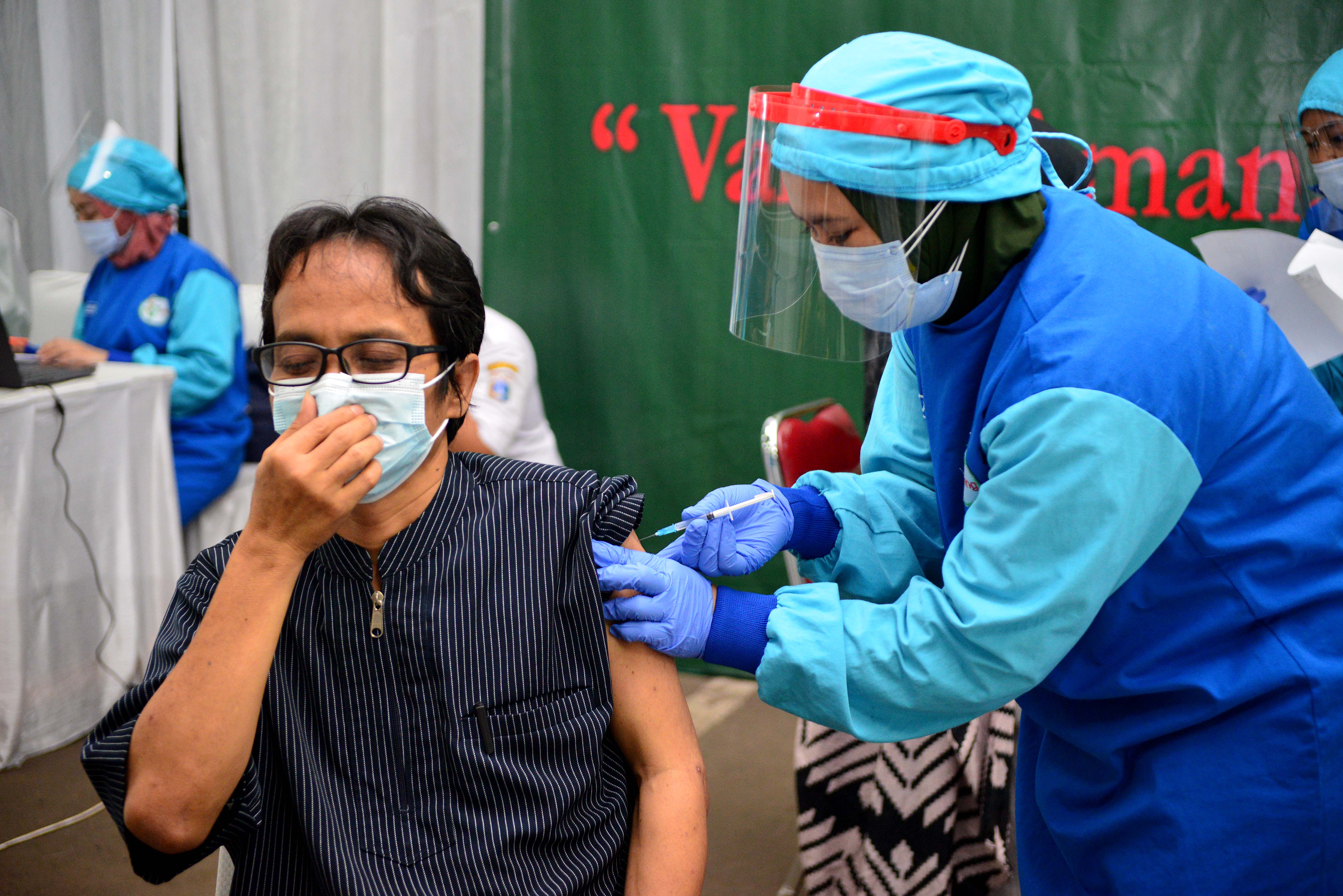 Sejumlah ulama dan pegawai menjalani vaksinasi Covid-19 di kantor pusat Majelis Ulama Indonesia (MUI), Jakarta, Rabu (3/3/2021)