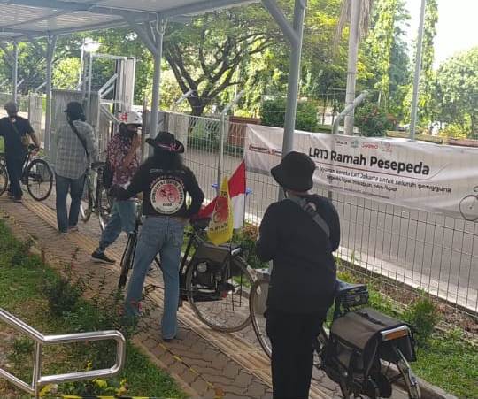 Pesepeda di Jakarta kini bisa naik LRT bersama tunggangannya.