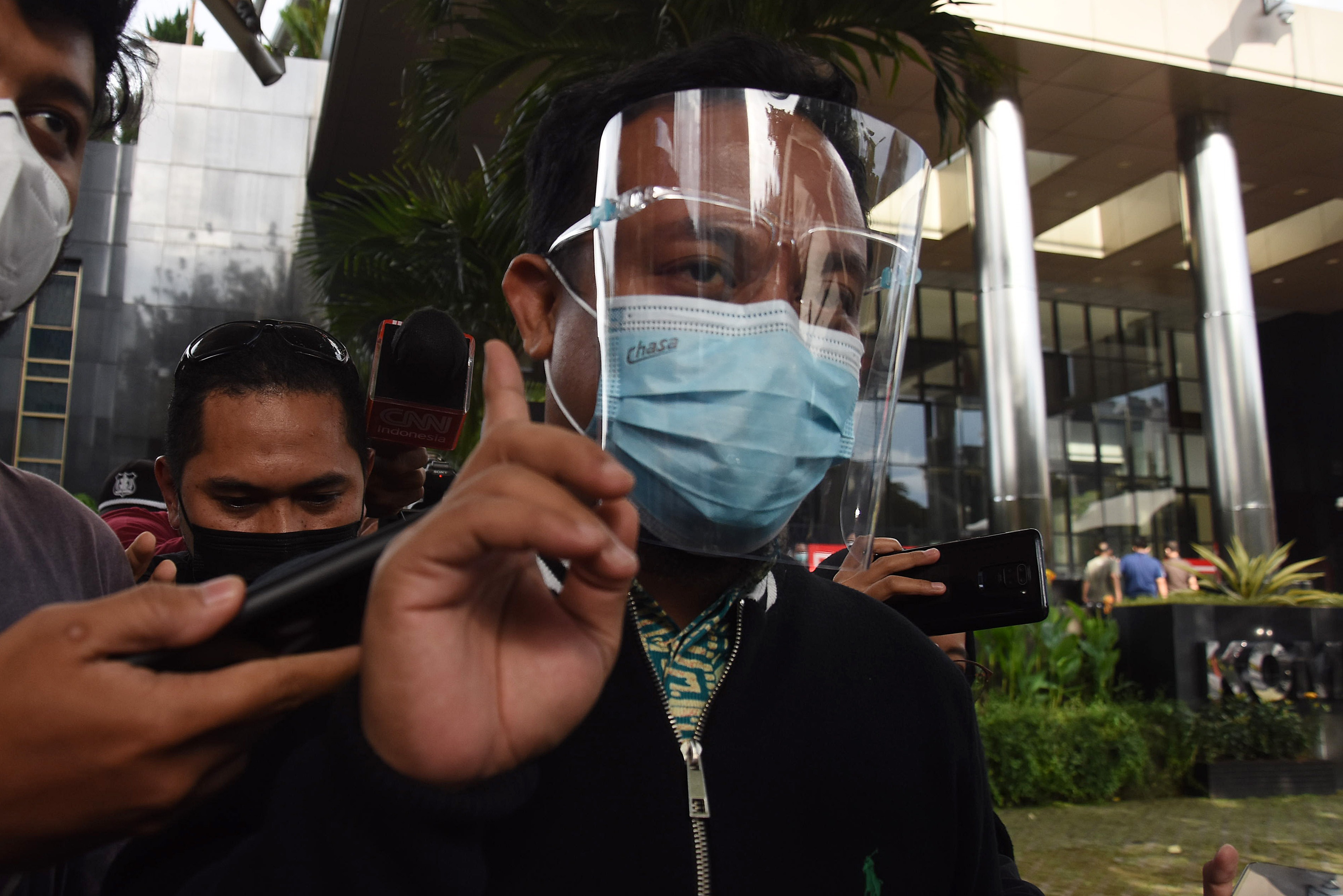 Plt Gubernur Sulawesi Selatan Andi Sudirman Sulaiman (kanan) berjalan meninggalkan Gedung Merah Putih KPK usai menjalani pemeriksaan.