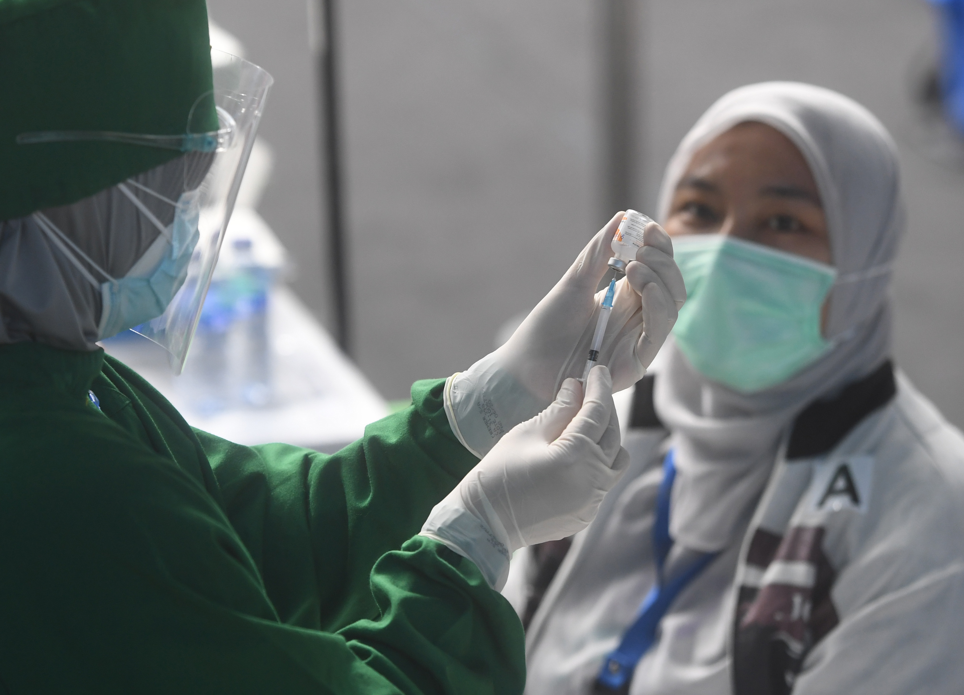 Seorang tenaga medis bersiap untuk menyuntikkan vaksin COVID-19 kepada wartawan, di Hall Basket, Senayan, Jakarta, Kamis (25/2/2021)