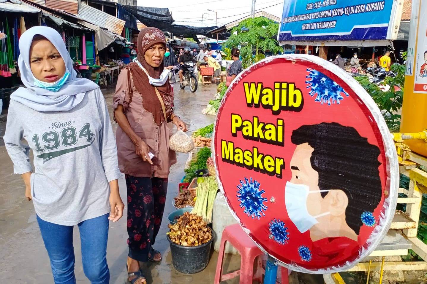 Pedagang dan pengunjung Pasar Tradisional Kasih di Kelurahan Naikoten 1, Kupang, NTT, terlihat tidak memakai masker, beberapa waktu lalu.