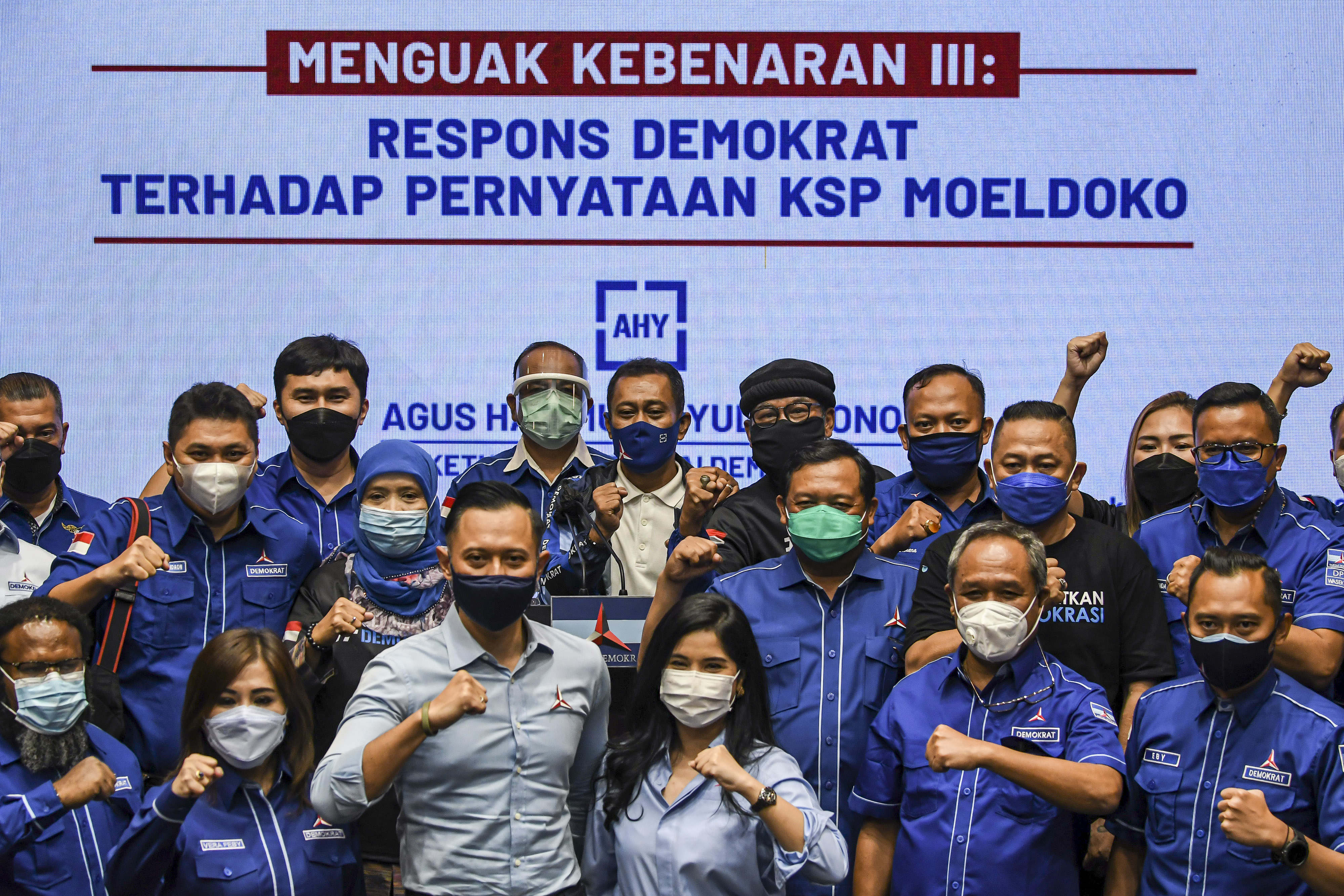 Ketua Umum Partai Demokrat AHY didampingi istrinya bersama kader usai jumpa pers di Jakarta, Senin (23/3).