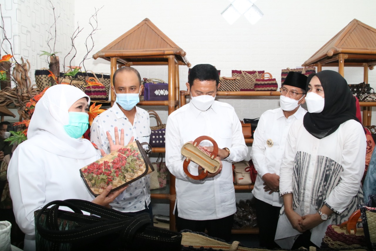 GubernuKhofifah Indar Parawansa mengunjungi sentra UMKM Lamongan
