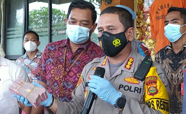 Kapolresta Denpasar Komisaris Besar Jansen Avitus Panjaitan memperlihatkan barang bukti narkoba. 