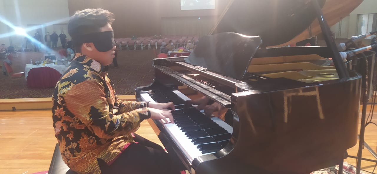 Pianis Cilik Asal Kendal, Jefri Setiawan memecahkan rekor bermain piano dengan mata tertutup sebanyak 150 lagu.