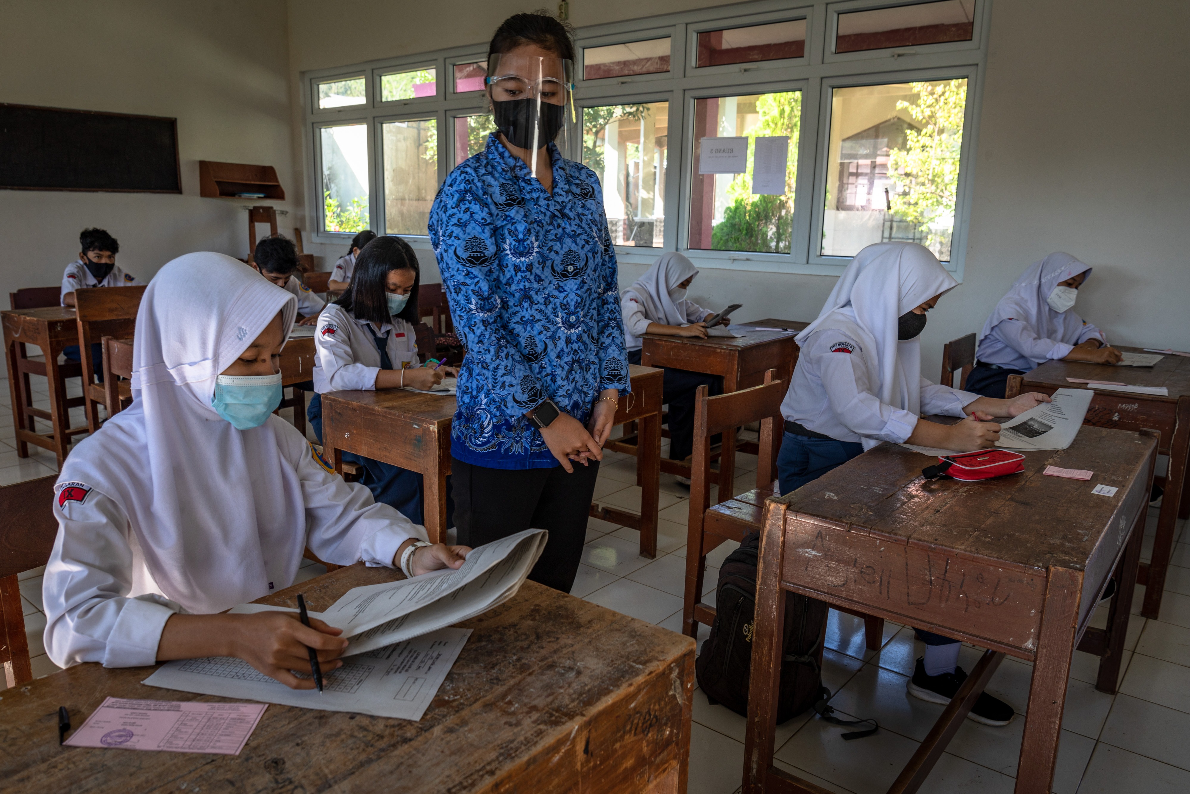 Siswa mengikuti uji coba ujian sekolah kelas 9 di SMP N 5 Ungaran, Kabupaten Semarang, Jawa Tengah, Rabu (17/3).