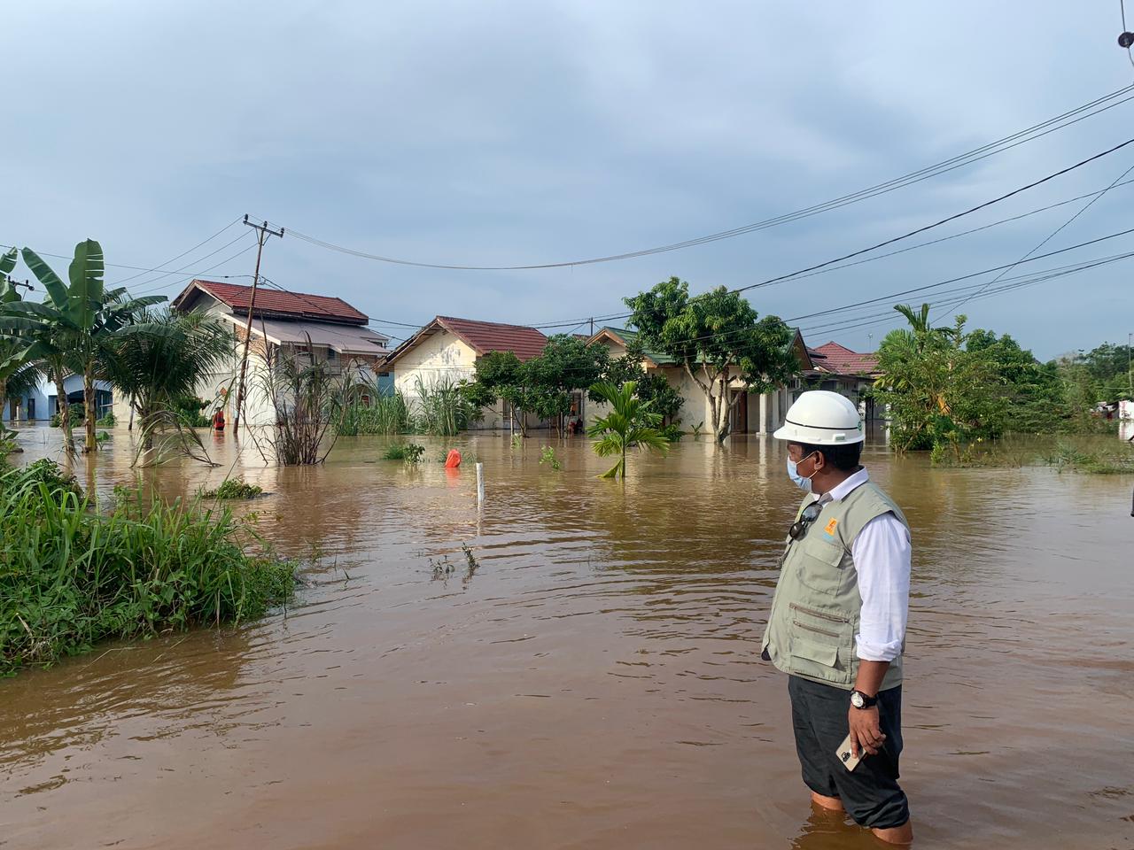 PLN Padamkan Listrik Akibat Banjir di Tenayan Raya