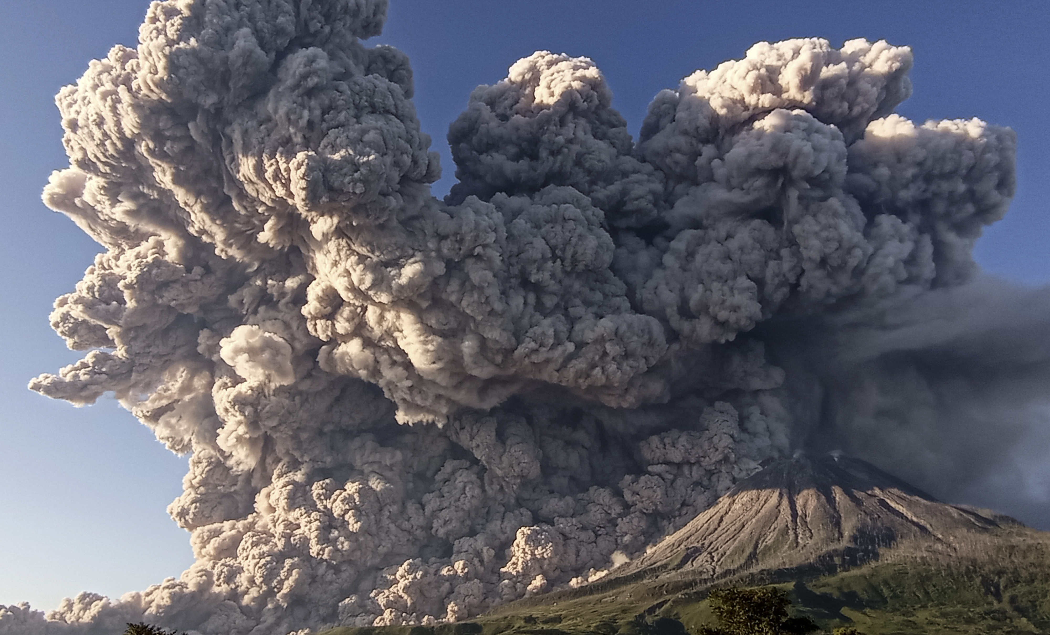 Gunung Sinabung menyemburkan material vulkanik 