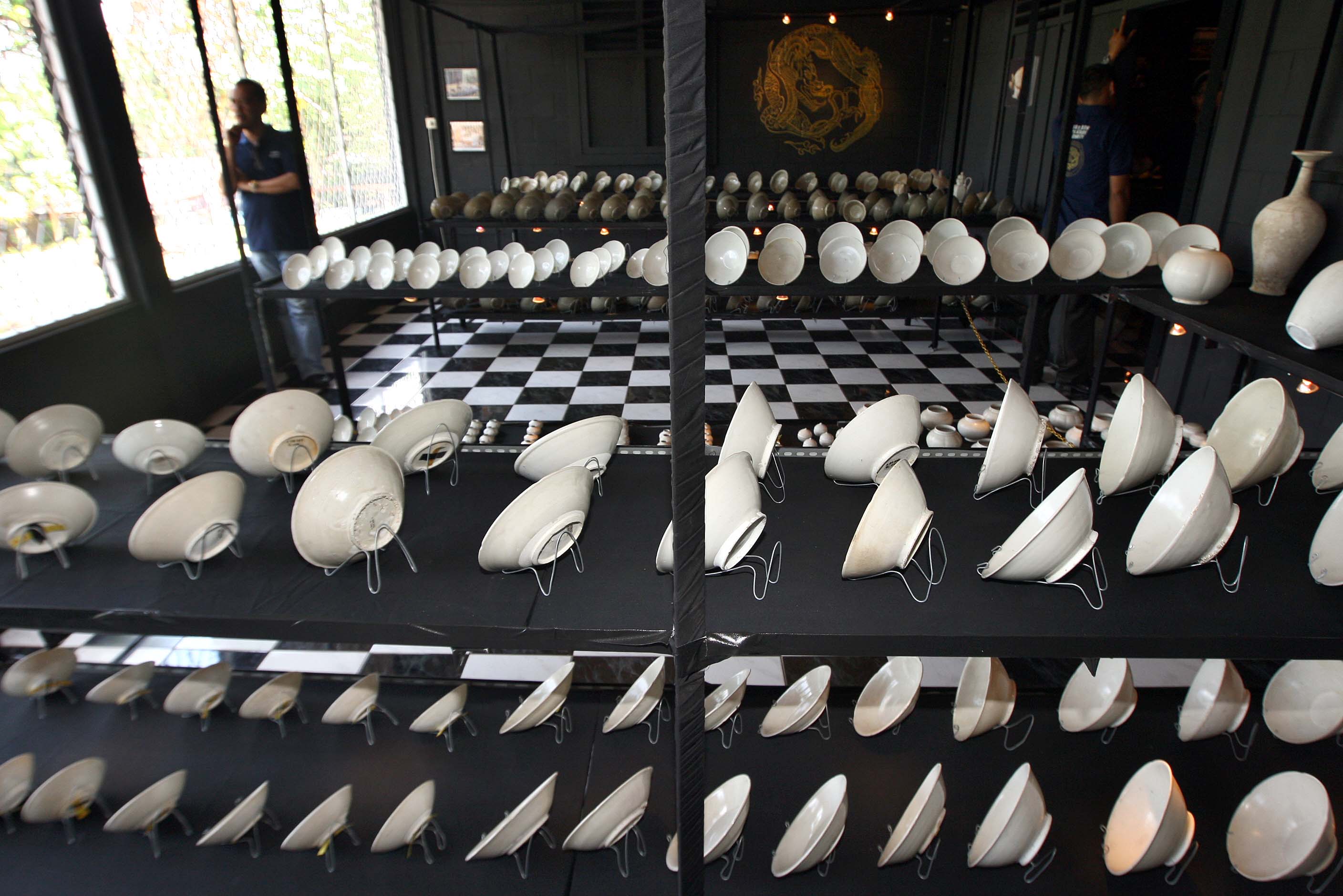 Keramik porselen yang diangkat dari sebuah kapal karam di Perairan Cirebon