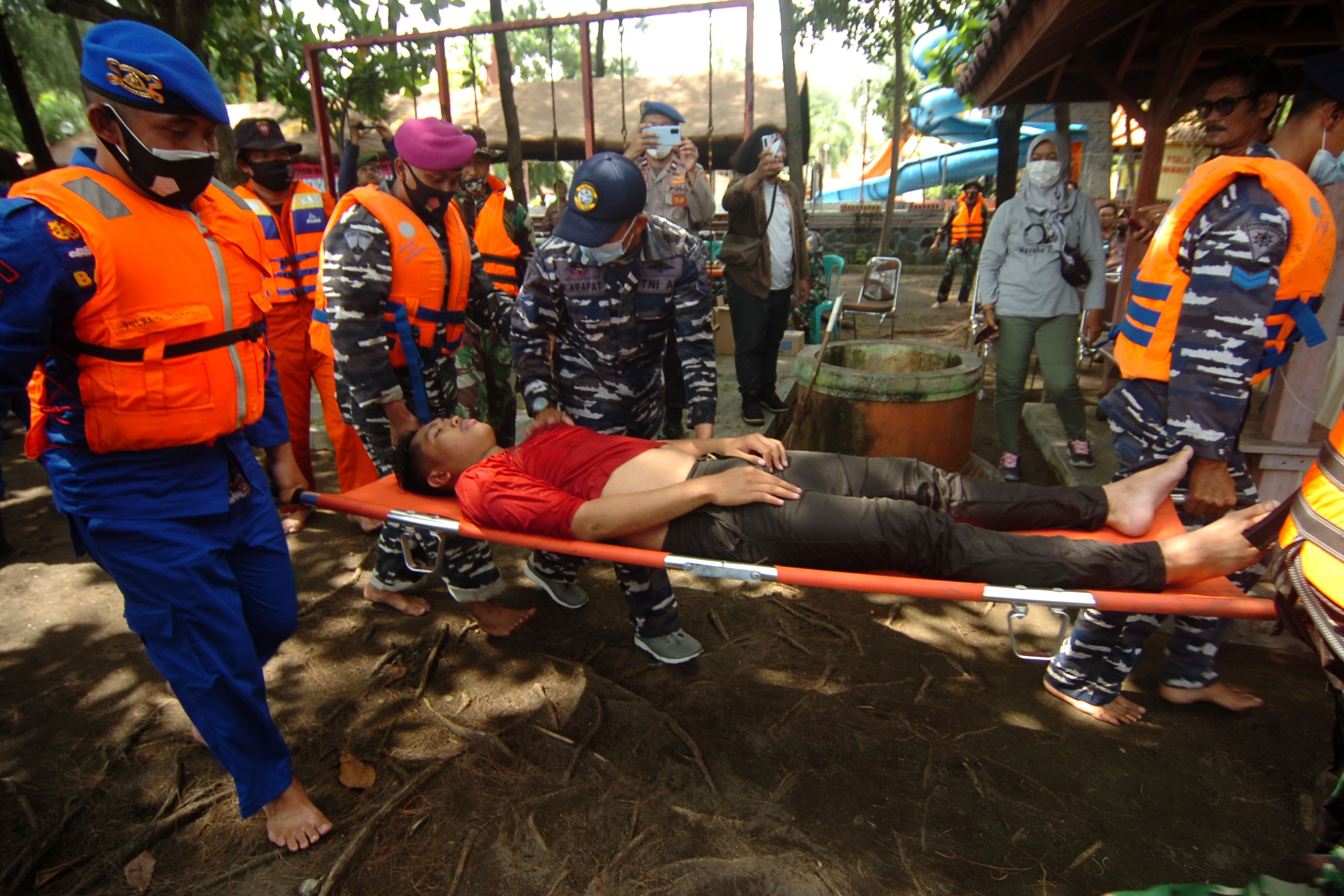 Personel kepolisian melakukan simulasi menolong korban bencana saat mengikuti SAR air di Pantai Utara, Tegal, Jateng, beberapa waktu lalu.