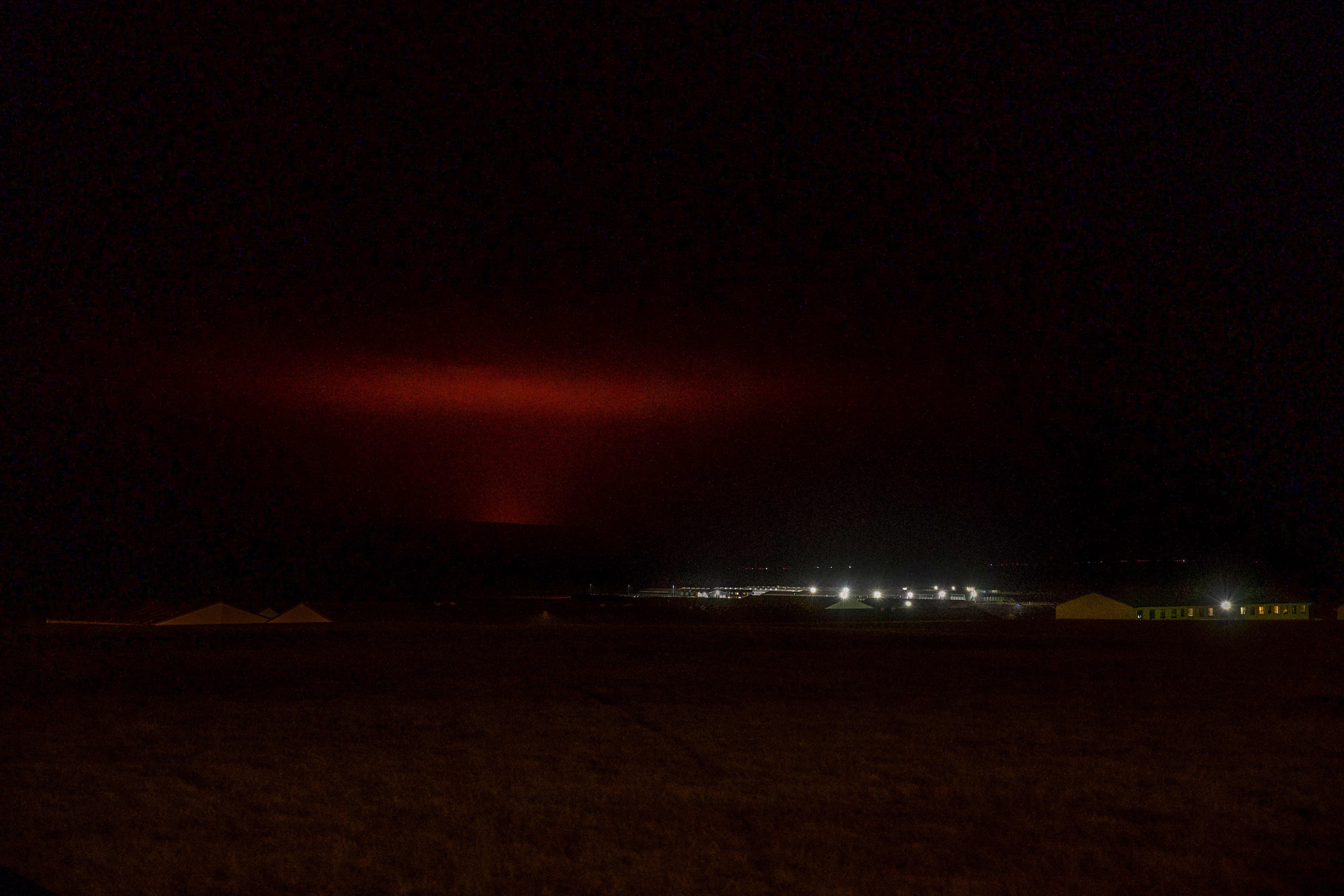 Langit di Kota Reykjavik terlihat memerah akibat letusan gunung berapi.