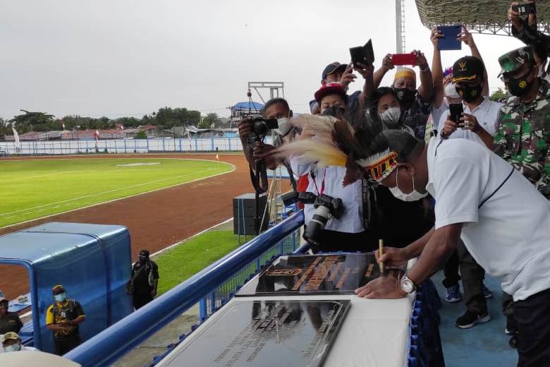 Bupati Jayapura Mathius Awoitauw, SE, M.Si, menandatangani prasasti peresmian Stadion Barnabas Youwe pasca renovasi, Rabu (10/3/2021).