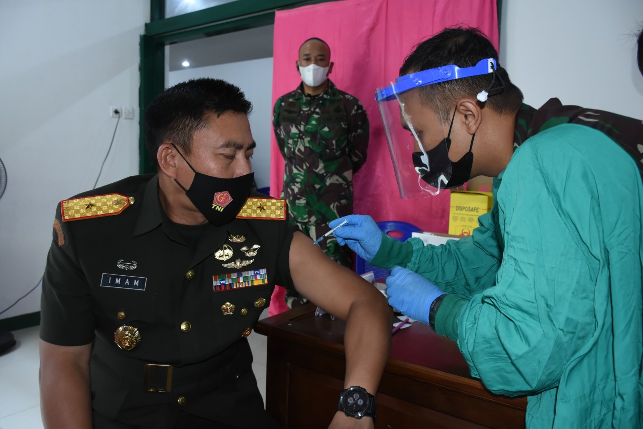 Danrem 152 Babullah Brigjen TNI Imam Sampurno Setiawan menjalani vaksinasi covid-19 di RST Tk IV Denkesyah Ternate, Senin (15/3/2021).