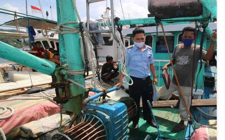 Syahbandar mengecek kelaikan mesin kapal. Peran syahbandar terus diperkuat untuk meningkatkan keselamatan pelayaran.
