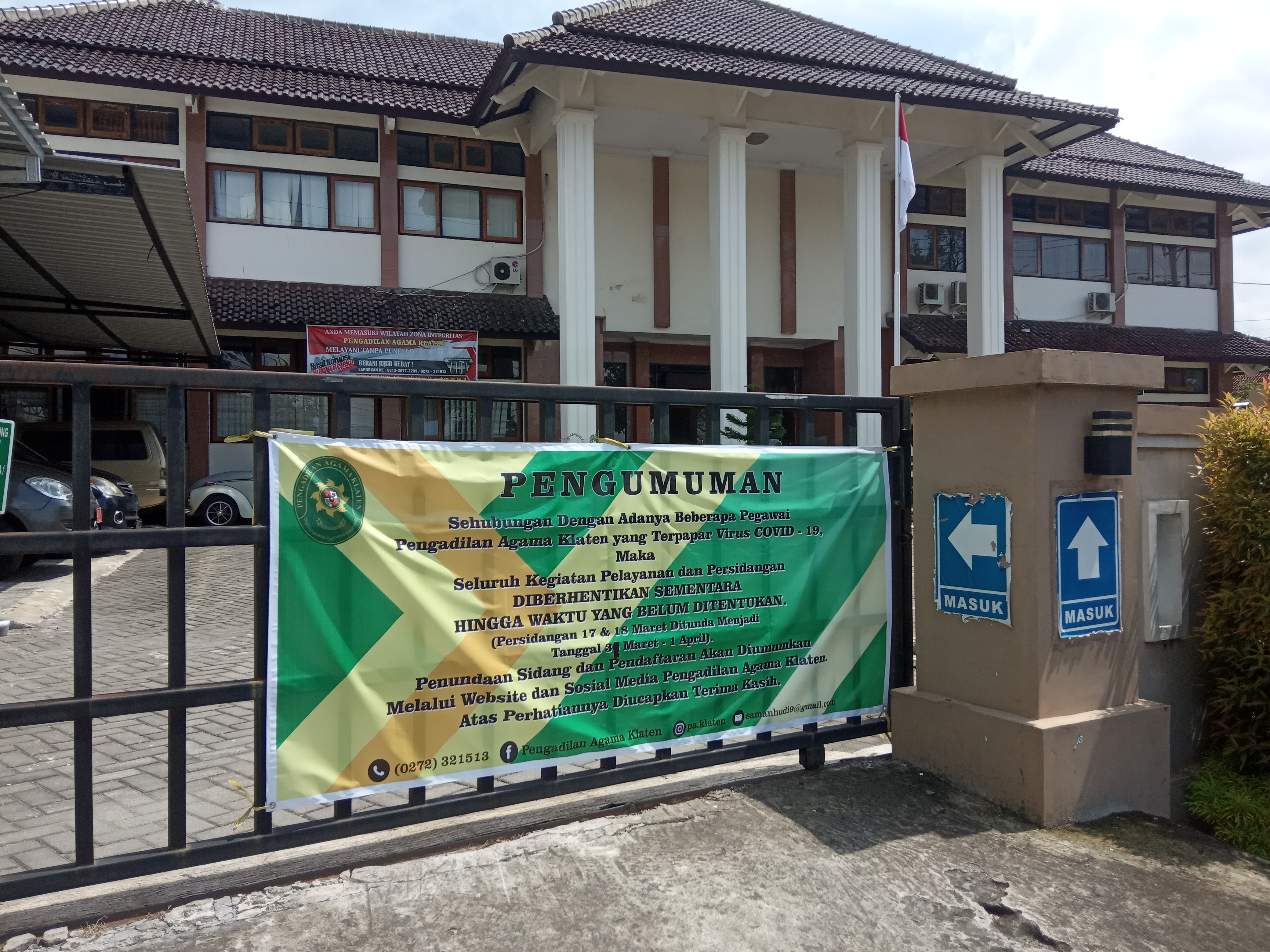 Spanduk bertuliskan pengumuman penutupan Pengadilan Agama Klaten selama dua hari dipasang di pagar pintu masuk gedung pengadilan.