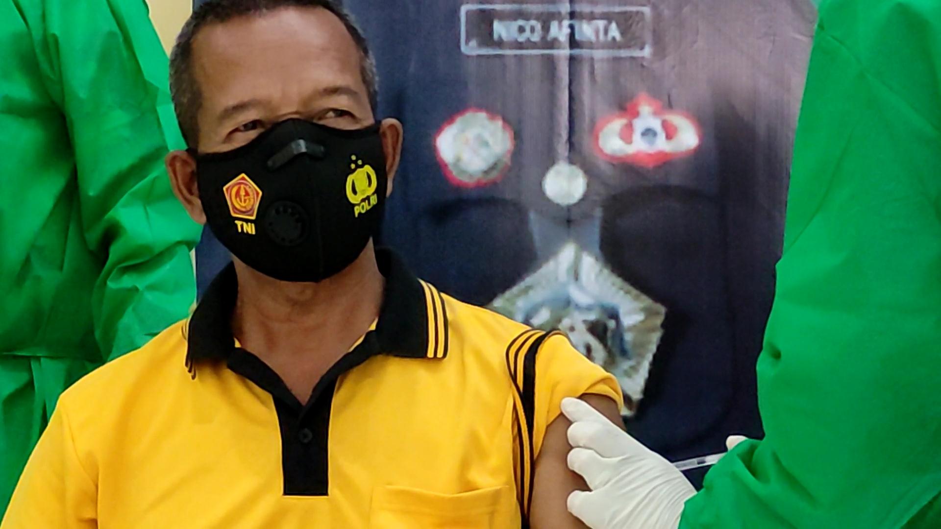 Seorang personel Polres Sidoarjo mendapatkan suntikan vaksin covid-19.
