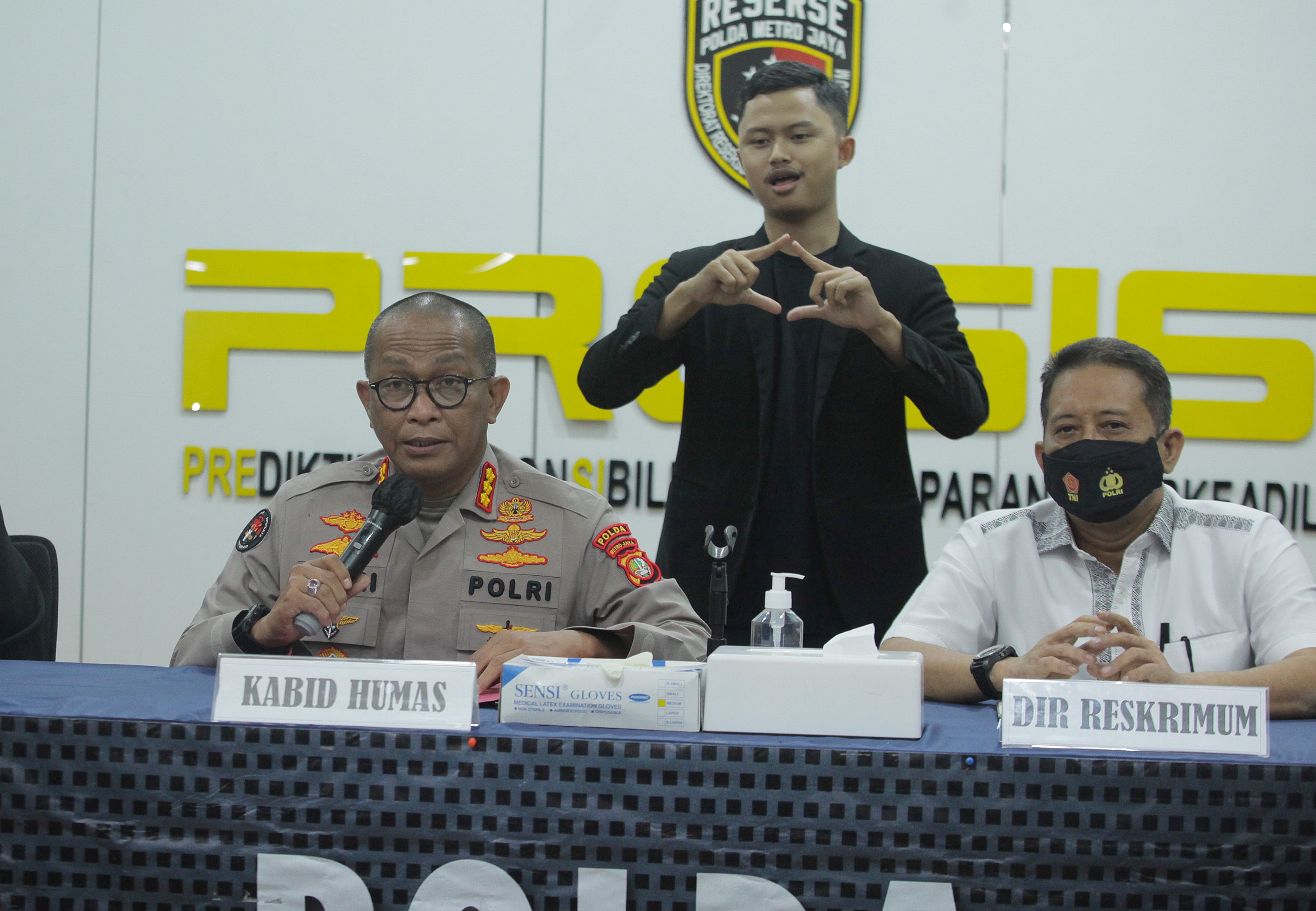 Kabid Humas Polda Metro Jaya Kombes Pol Yusri Yunus dan Direskrimum Kombes Pol Tubagus Ade Hidayat menggelar jumpa pers,Senin (8/3).