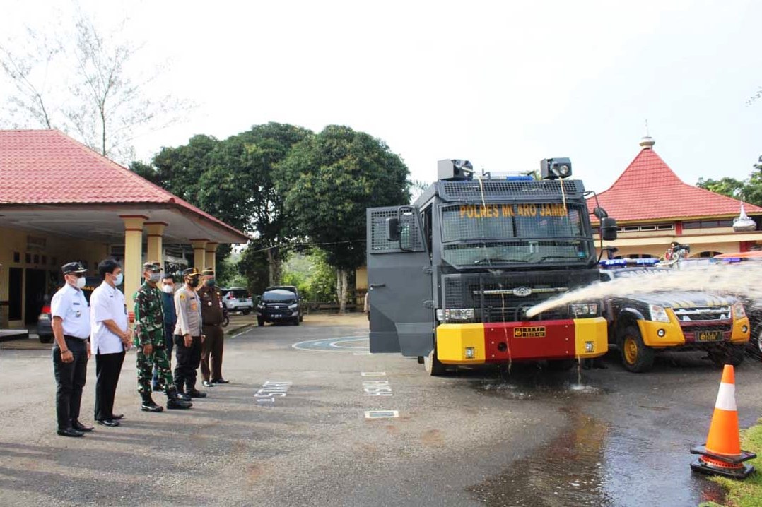 Satu unit kendaraan dinas Polres Muaro Jambi difungsikan sebagai alat pemadam karhutla saat apel gelar pasukan antisipasi karhutla.