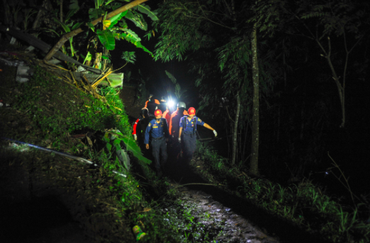 Petugas mengevakuasi jenazah korban kecelakaan bus PO Sri Padma Kencana di Wado, Kabupaten Sumedang, Jawa Barat, Kamis (11/3/2021) dini hari