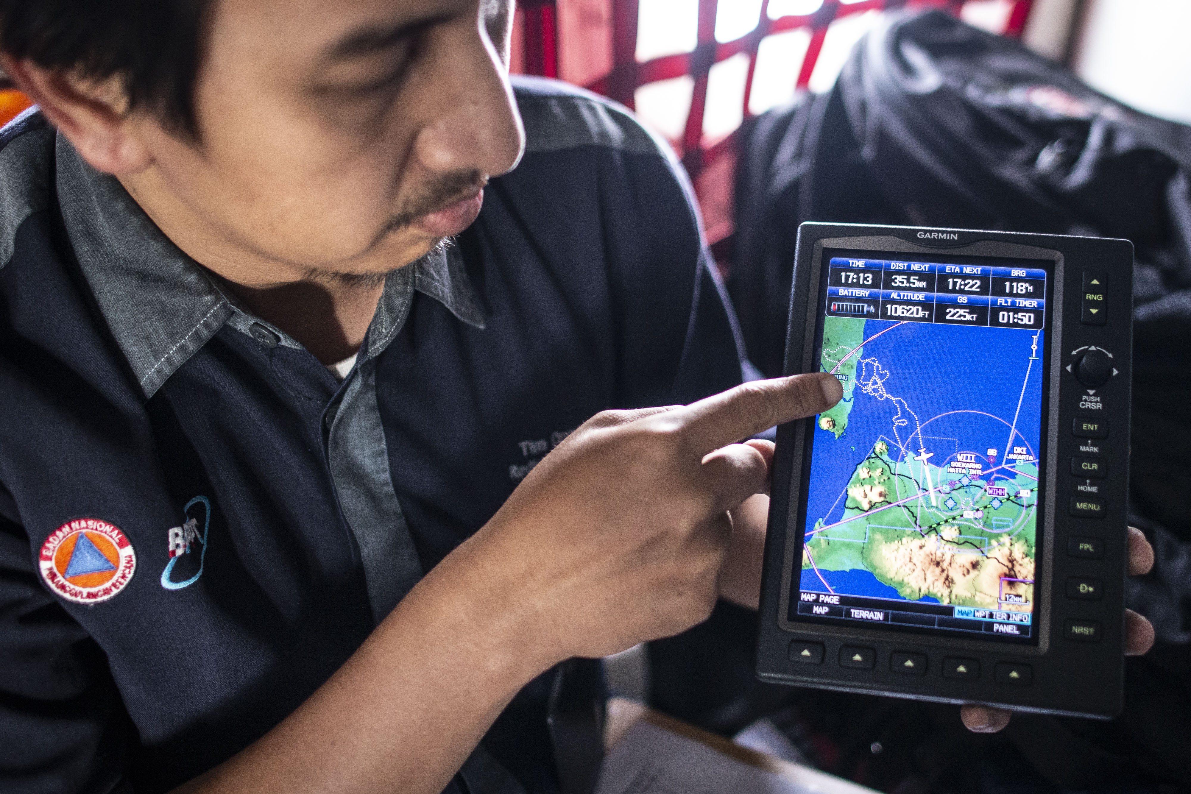 PERAN TEKNOLOGI: Petugas BPPT memanfaatkan teknologi modifikasi cuaca untuk mengendalikan hujan buatan sebagai antisipasi karhutla.