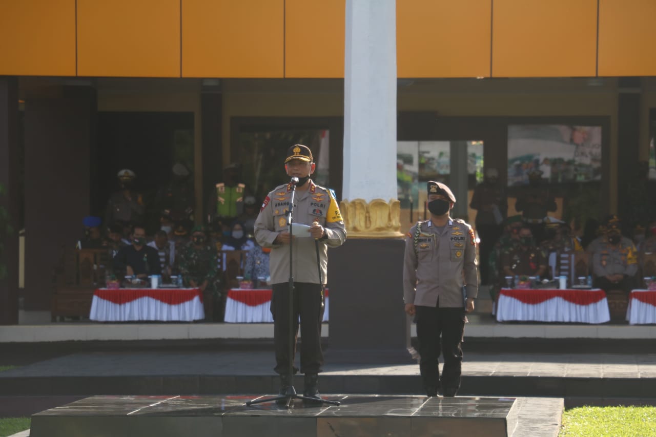  Kapolda Babel Inspektur Jendral (irjen) Anang Syarif Hidayat memimpin upacara PTDH lima anggotanya yang melanggar disiplin, Senin (22/3)