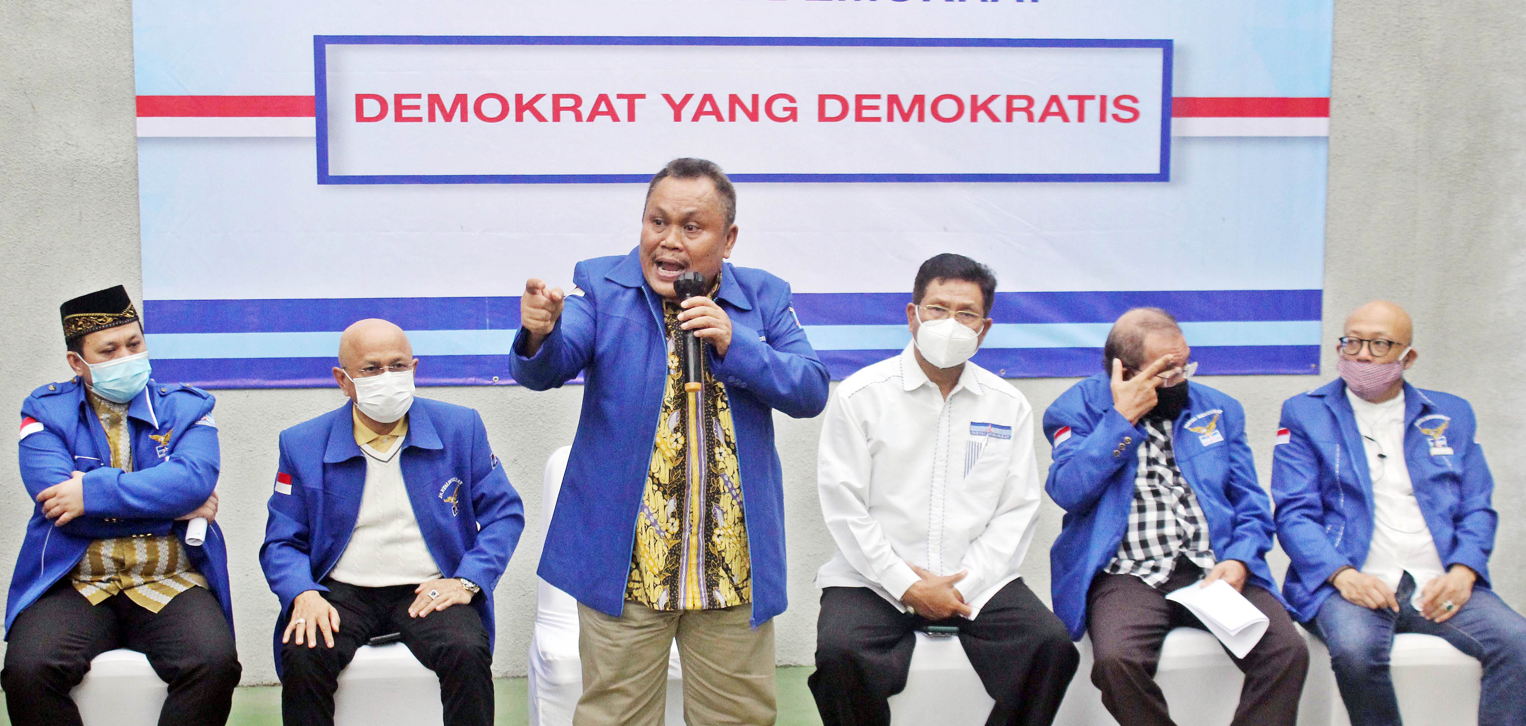 Sekjen Partai Demokrat versi KLB Jhonny Allen (ketiga dari kiri).