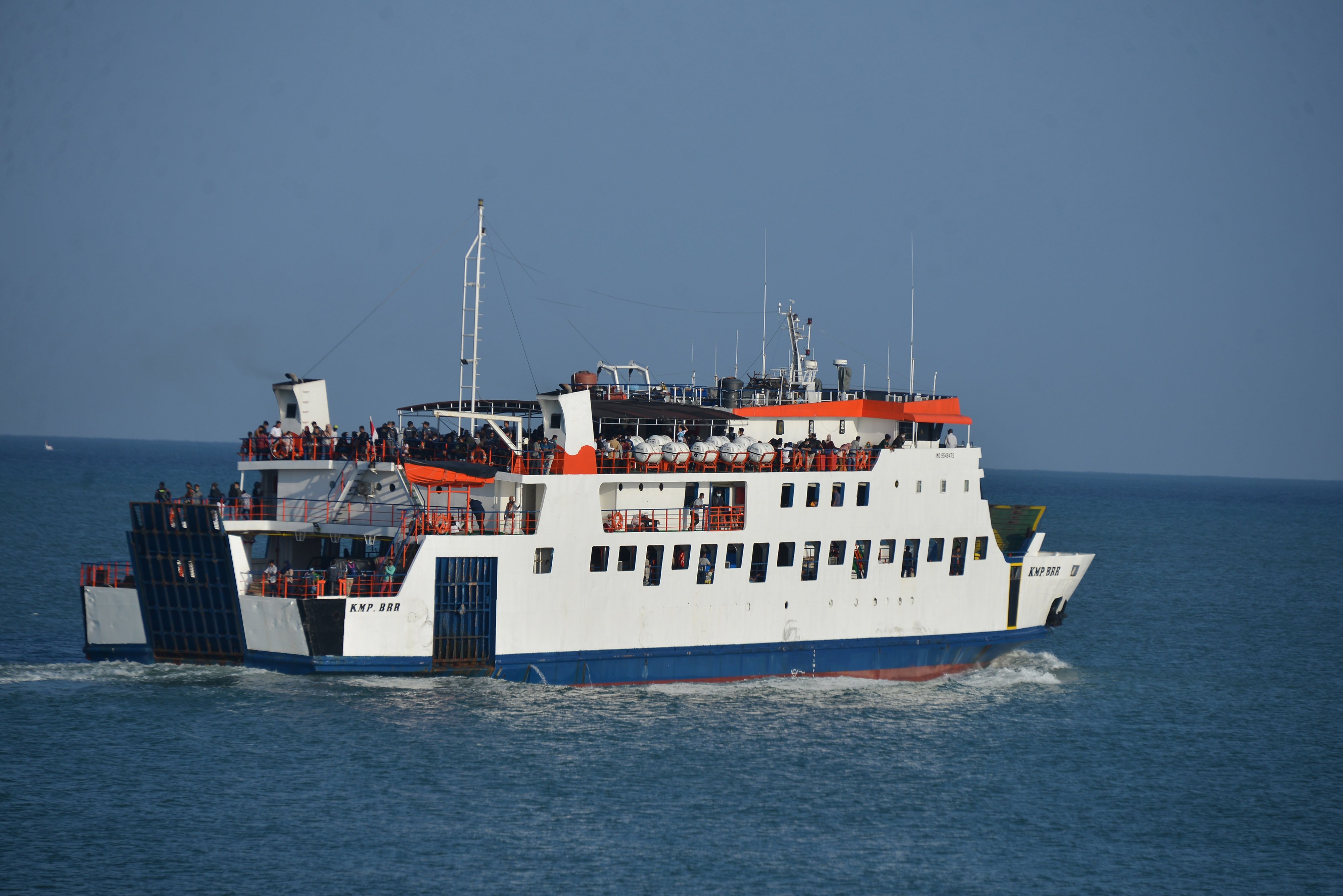 PERINGATAN GELOMBANG TINGGI: Kapal penyeberangan KMP BRR Aceh berlayar menuju Pulau Sabang dari Pelabuhan Ulee Lheue, Banda Aceh, Aceh.