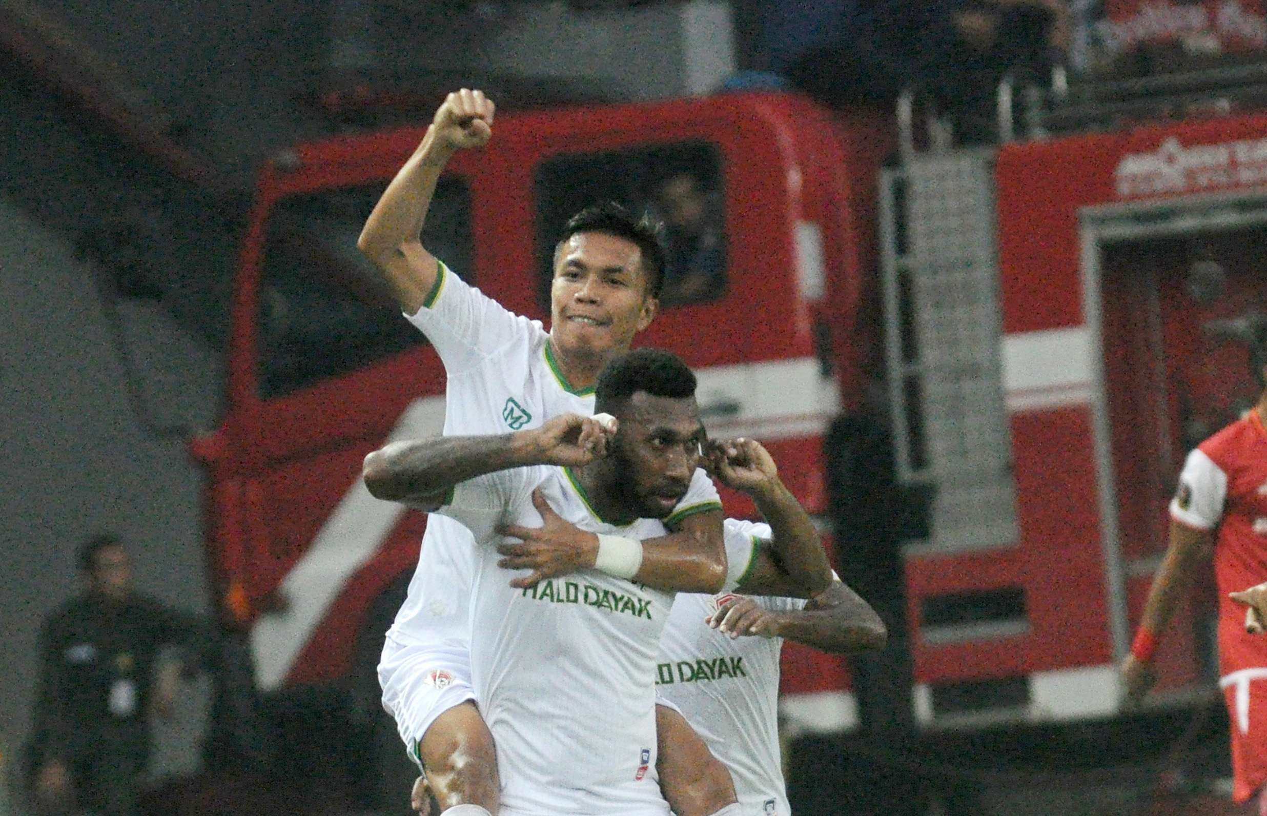 Patrich Wanggai (depan)