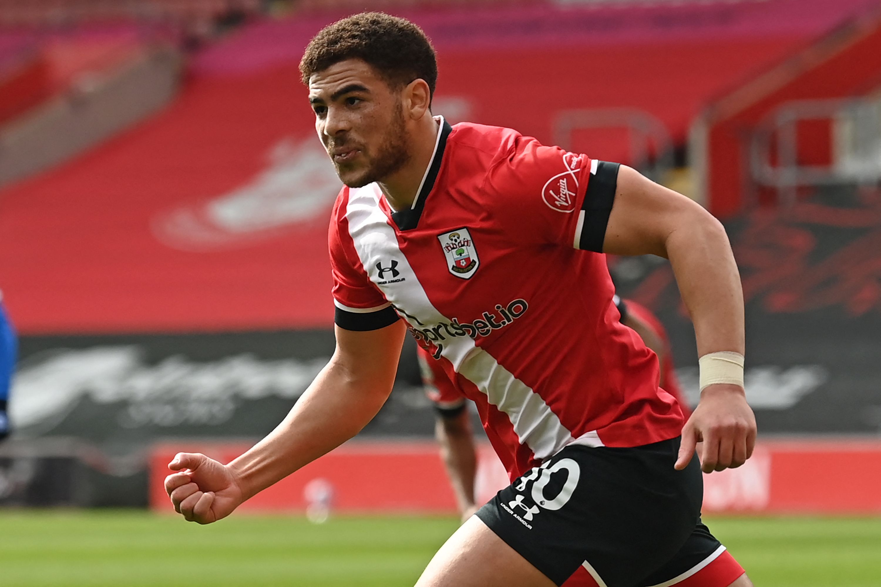 Penyerang Southampton Che Adams dipanggil untuk pertama kalinya ke timnas Skotlandia.