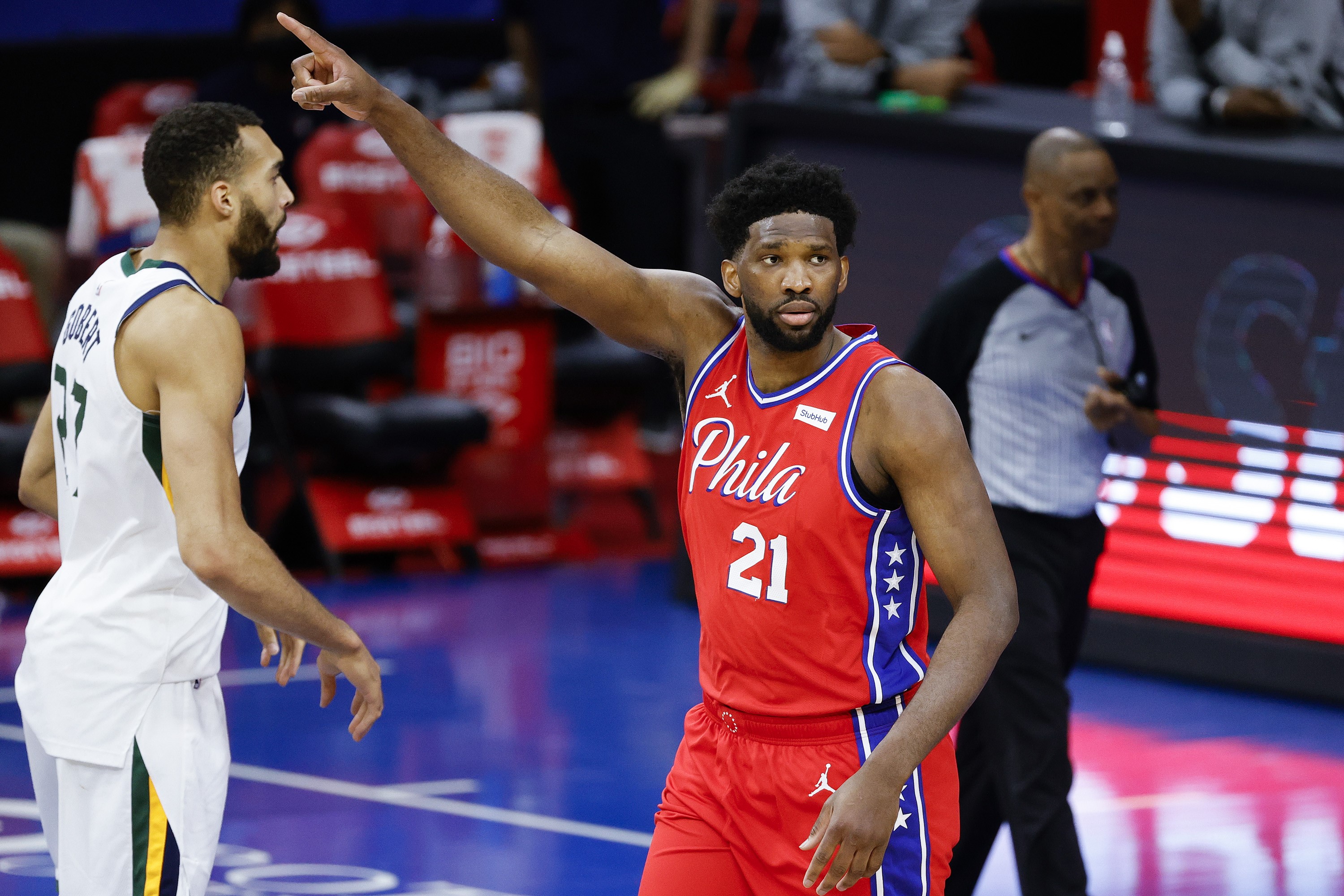 Center Philadelphia 76ers Joel Embiid berjanji menyumbangkan 100 ribu dolar AS atau Rp1,43 miliar untuk tunawisa, Minggu (7/3)