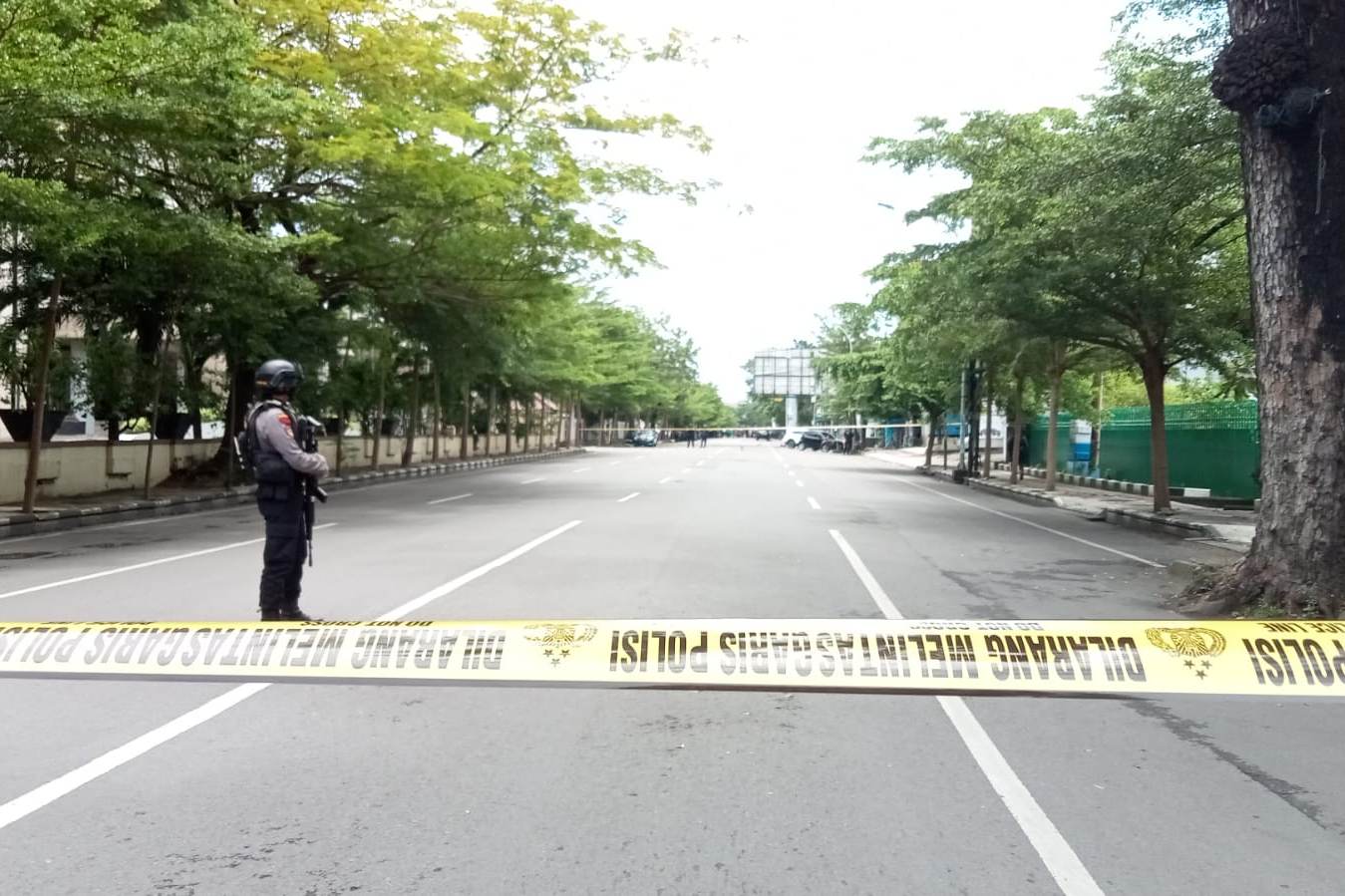 Jalan ke arah gereja sudah ditutup garis polisi.