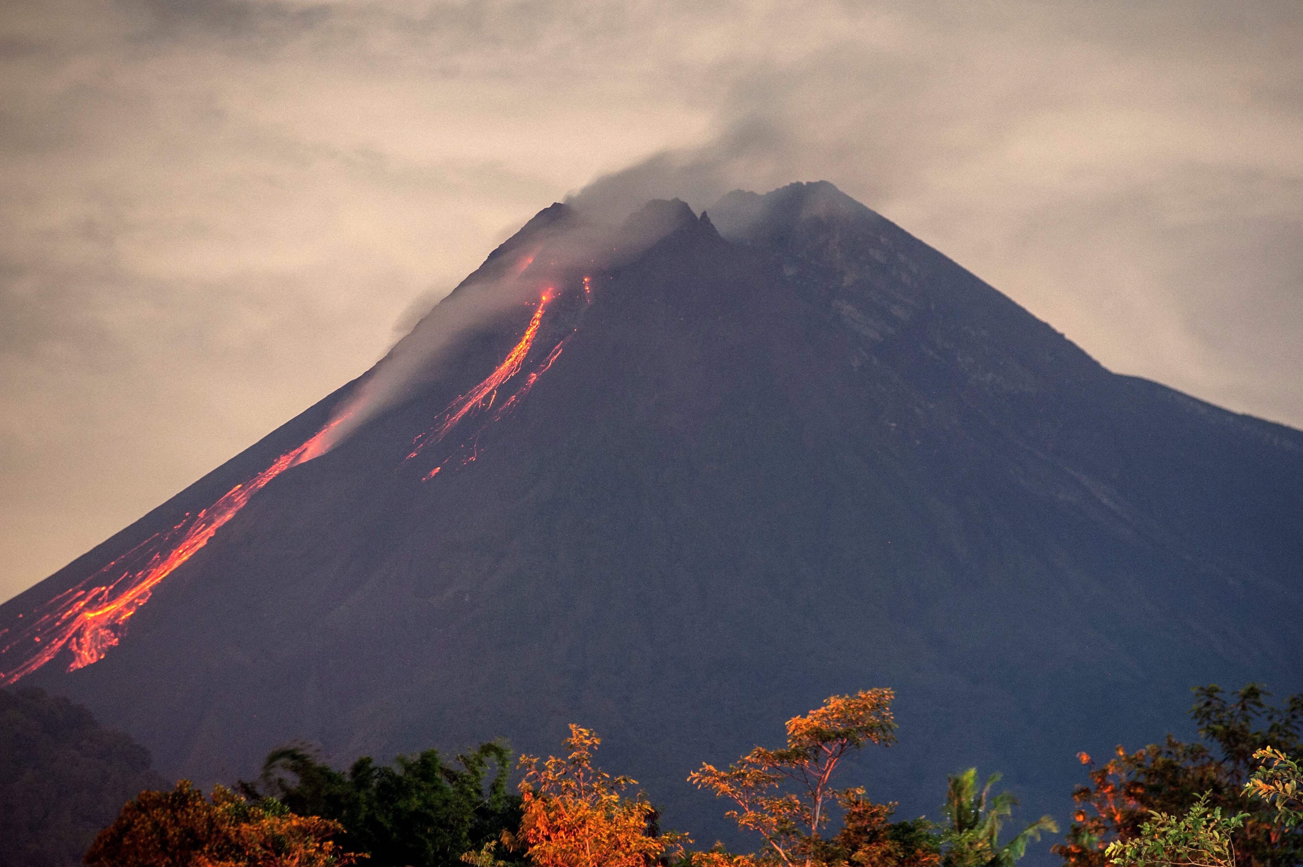Lava mengalir di lereng Gunung Merapi dilihat dari Kaliurang, Daerah Istimewa Yogyakarta.