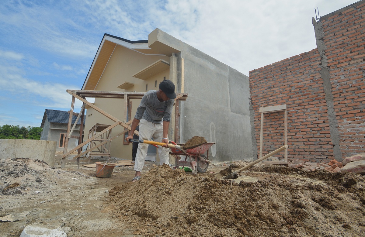 Pekerja sedang membangun rumah subsidi di Lubuk Buaya, Padang, Sumatera Barat.