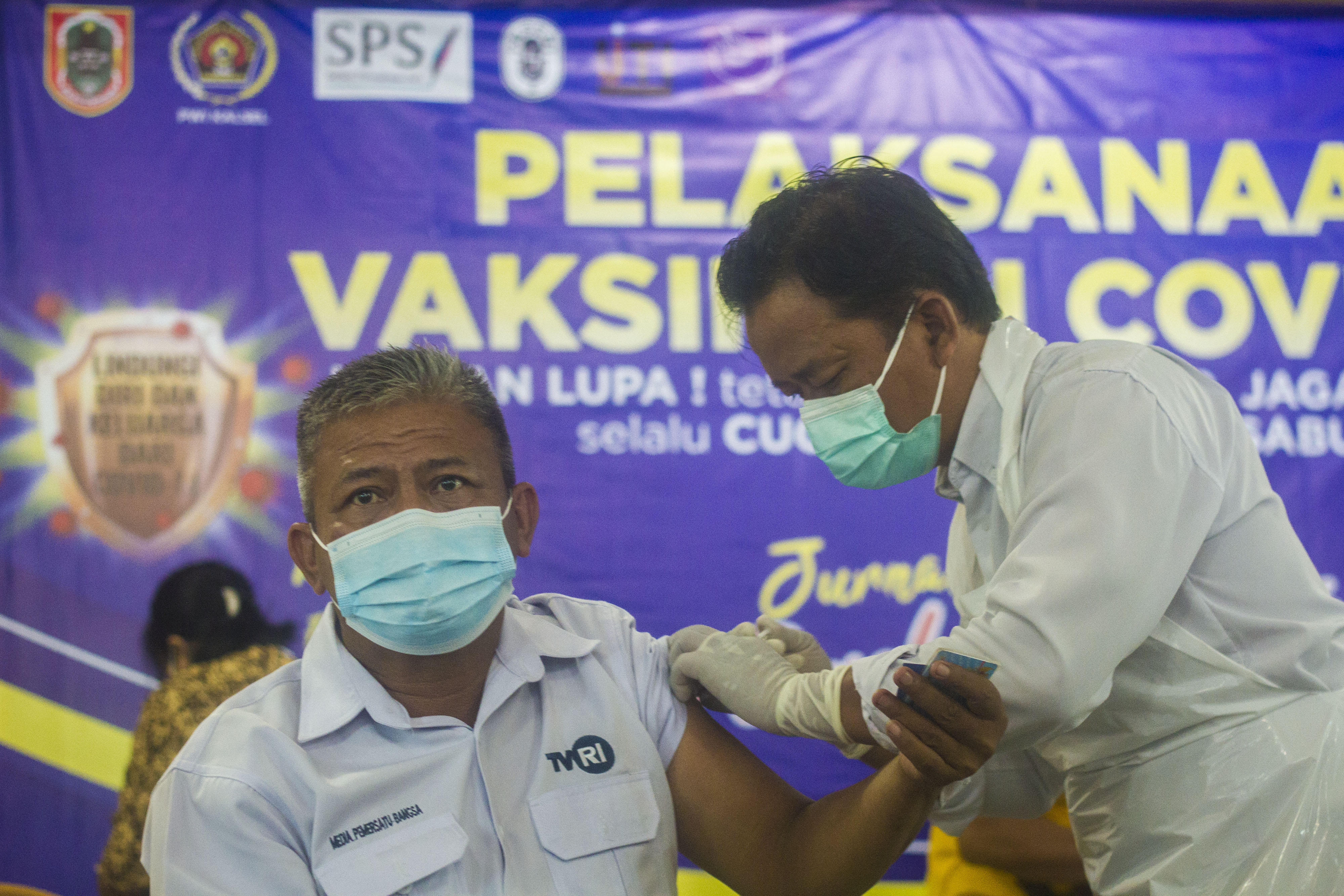 Vaksinator menyuntikkan vaksin covid-19 kepada wartawan, di Gedung PWI Kalsel, Banjarmasin, Kalimantan Selatan, Rabu (10/3/2021)