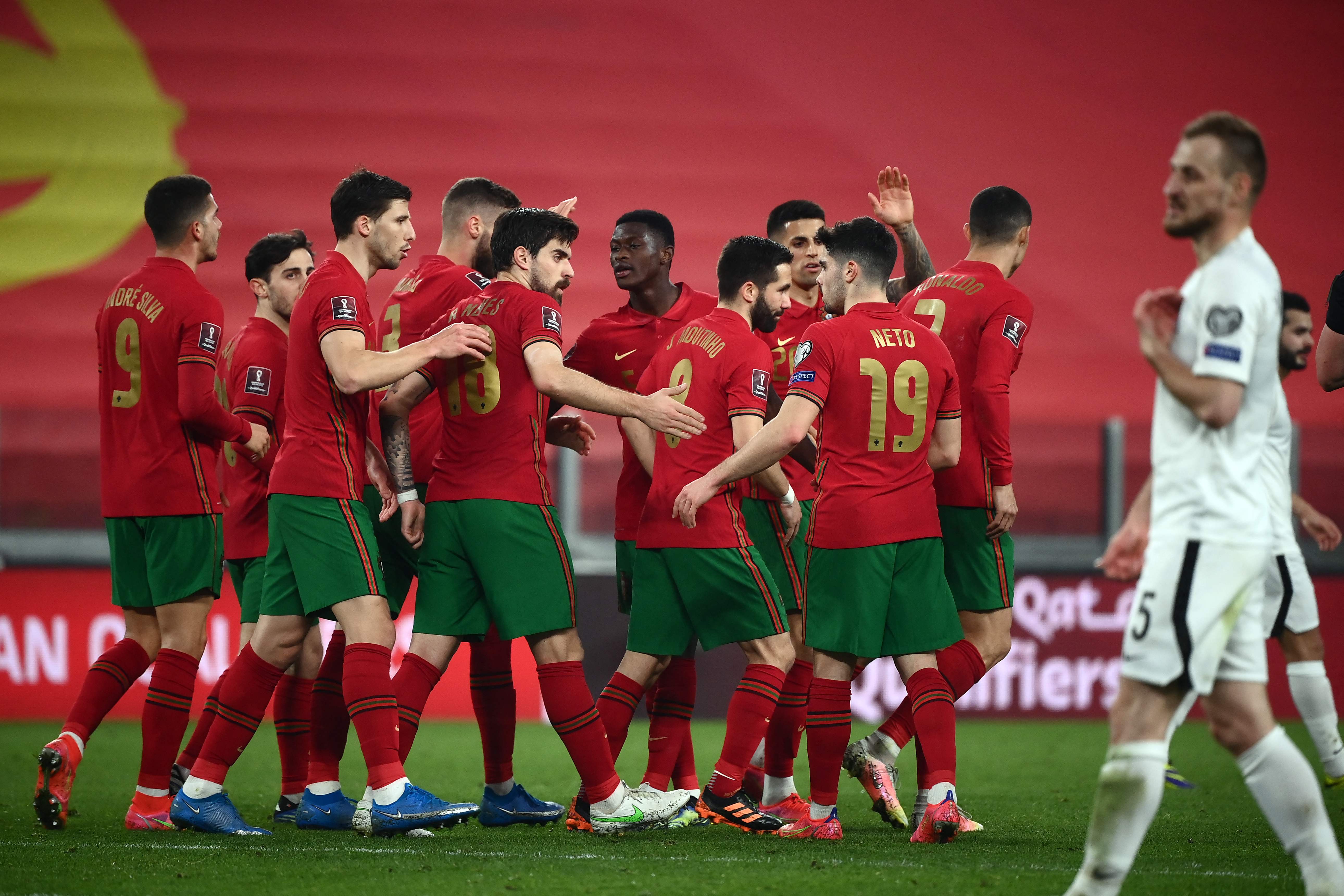 Para pemain Portugal melakukan selebrasi setelah pemain Azerbaijan melakukan gol bunuh diri dalam laga kualifikasi Piala Dunia.