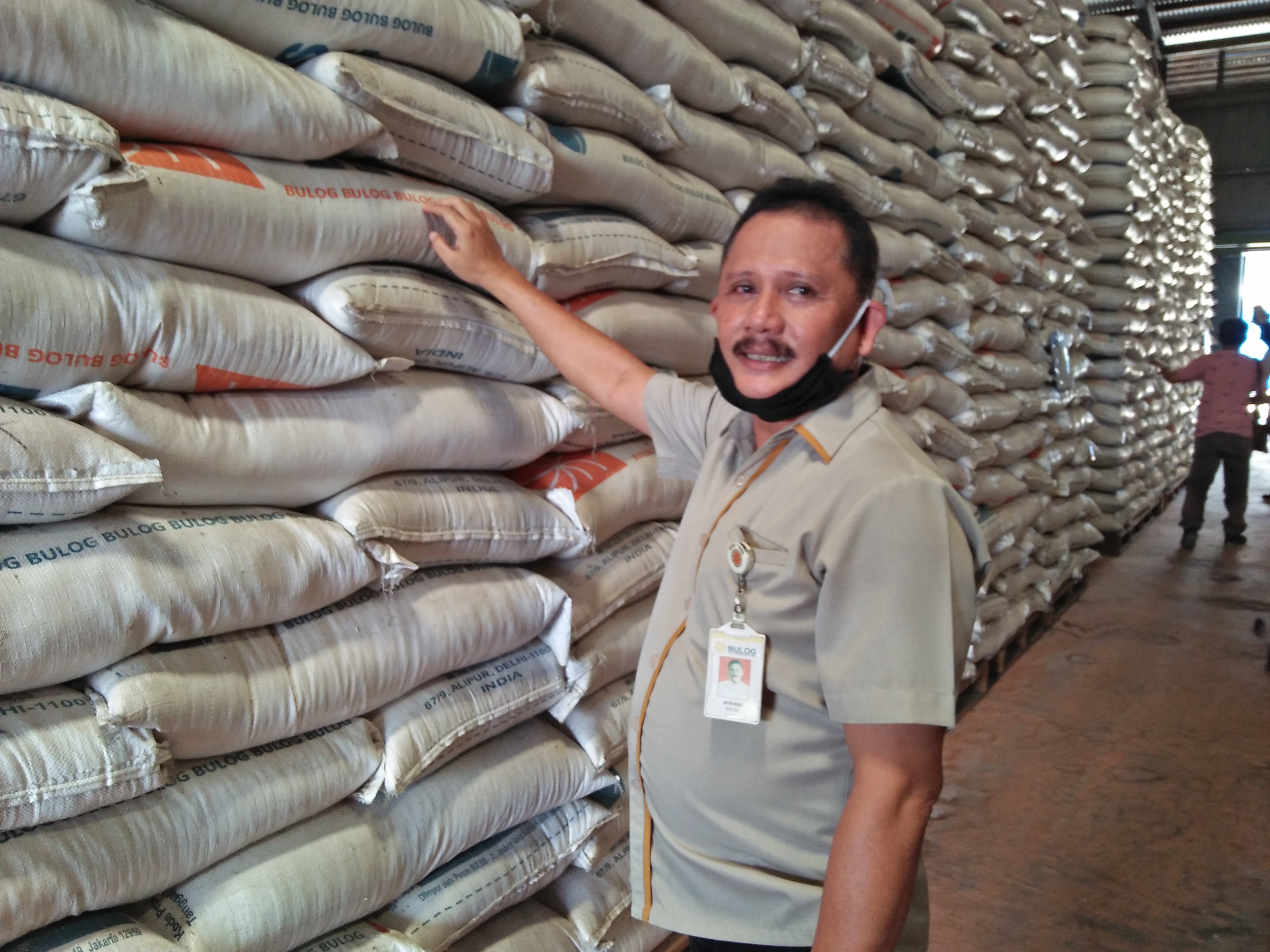 Petugas Bulog Cabang Pekalongan menunjukkan tumpukan beras di gudang Munjung Agung, Kabupaten Tegal, Selasa (23/3)