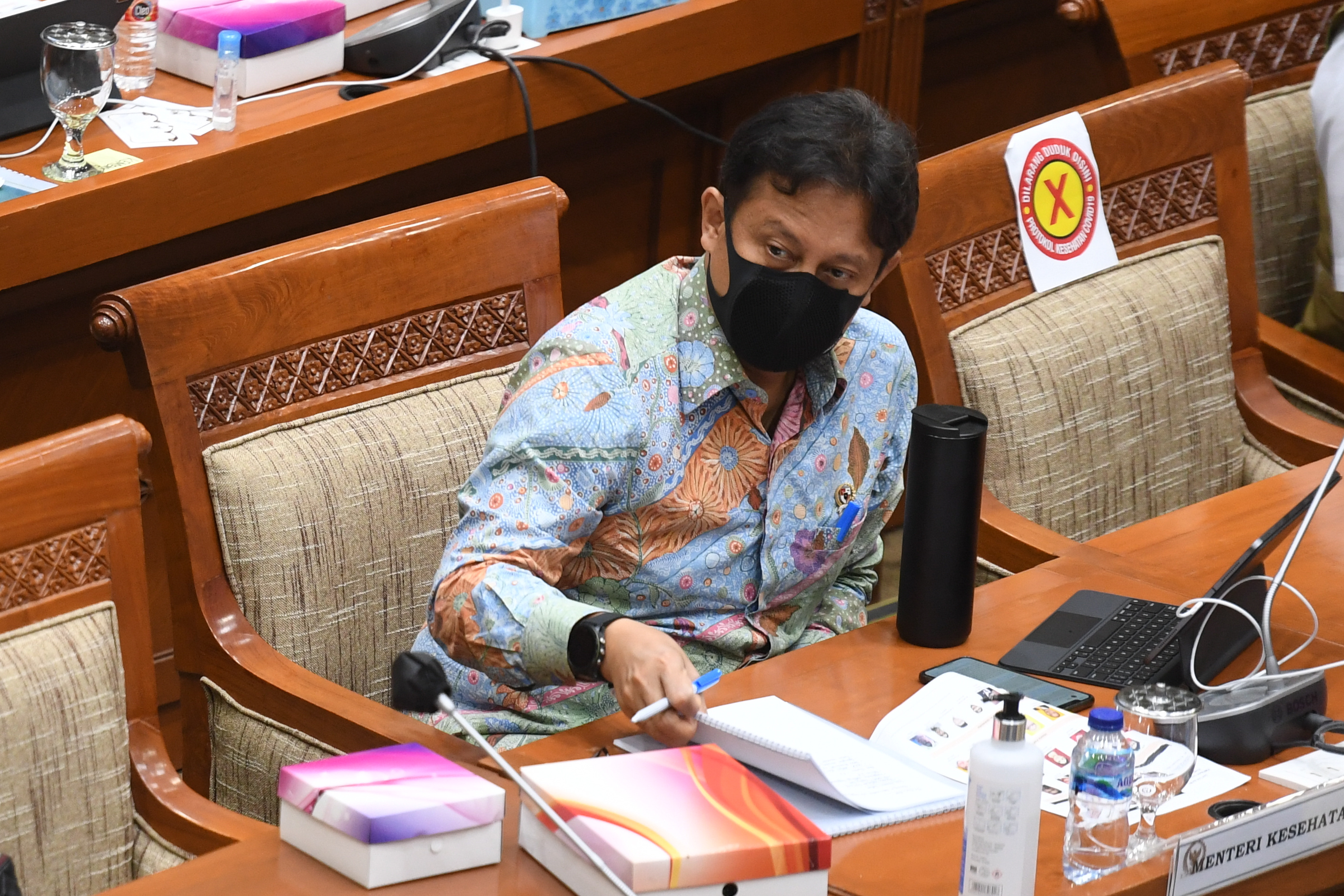 Menteri Kesehatan Budi Gunadi Sadikin (kanan) mengikuti rapat kerja dengan Komisi IX DPR di Kompleks Parlemen, Senayan, Jakarta, Senin (15/3