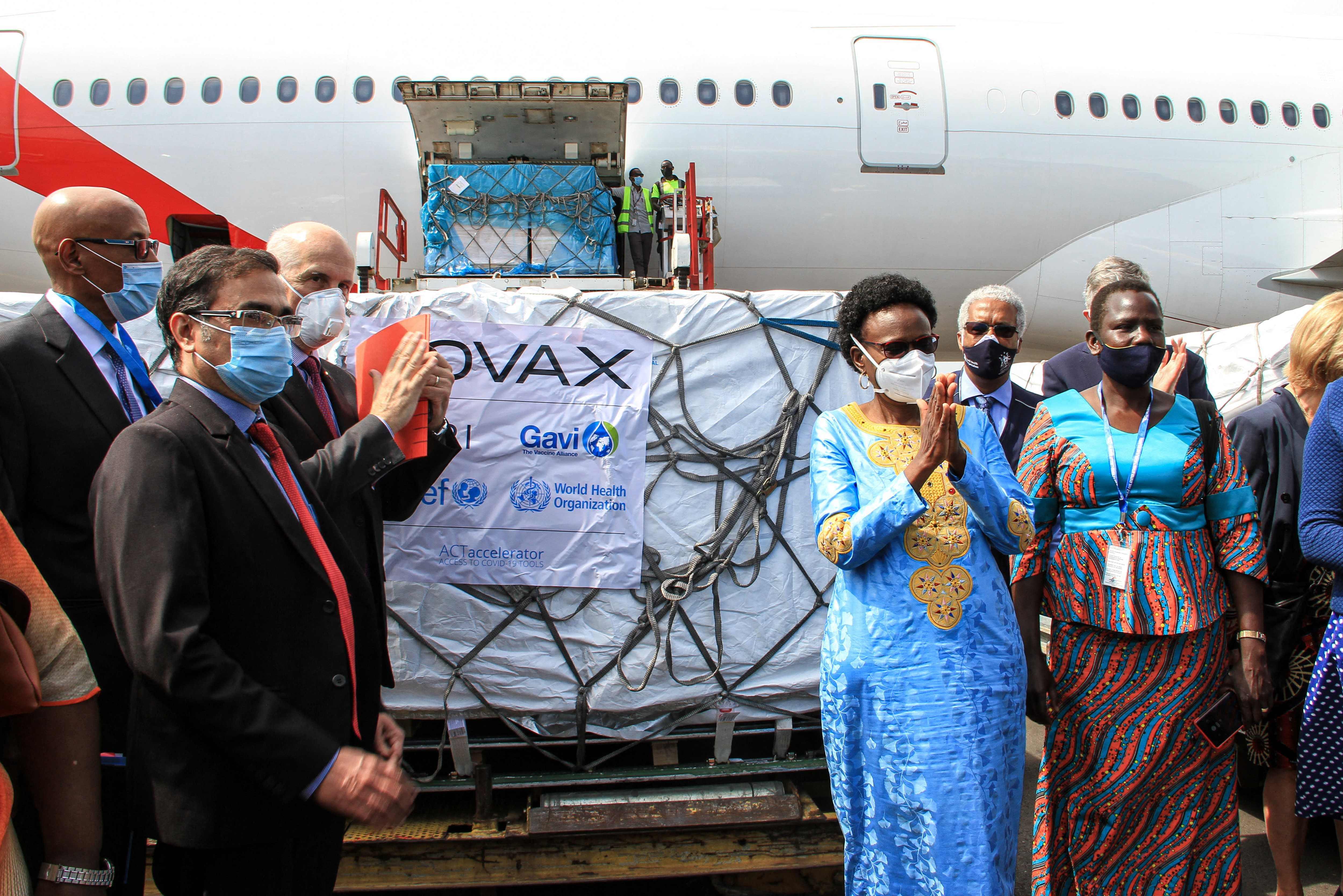 Menteri Kesehatan Uganda Jane Ruth Aceng (dua dari kana) berpose di sebelah kotak vaksin AstraZeneca yang dikirim Covax.