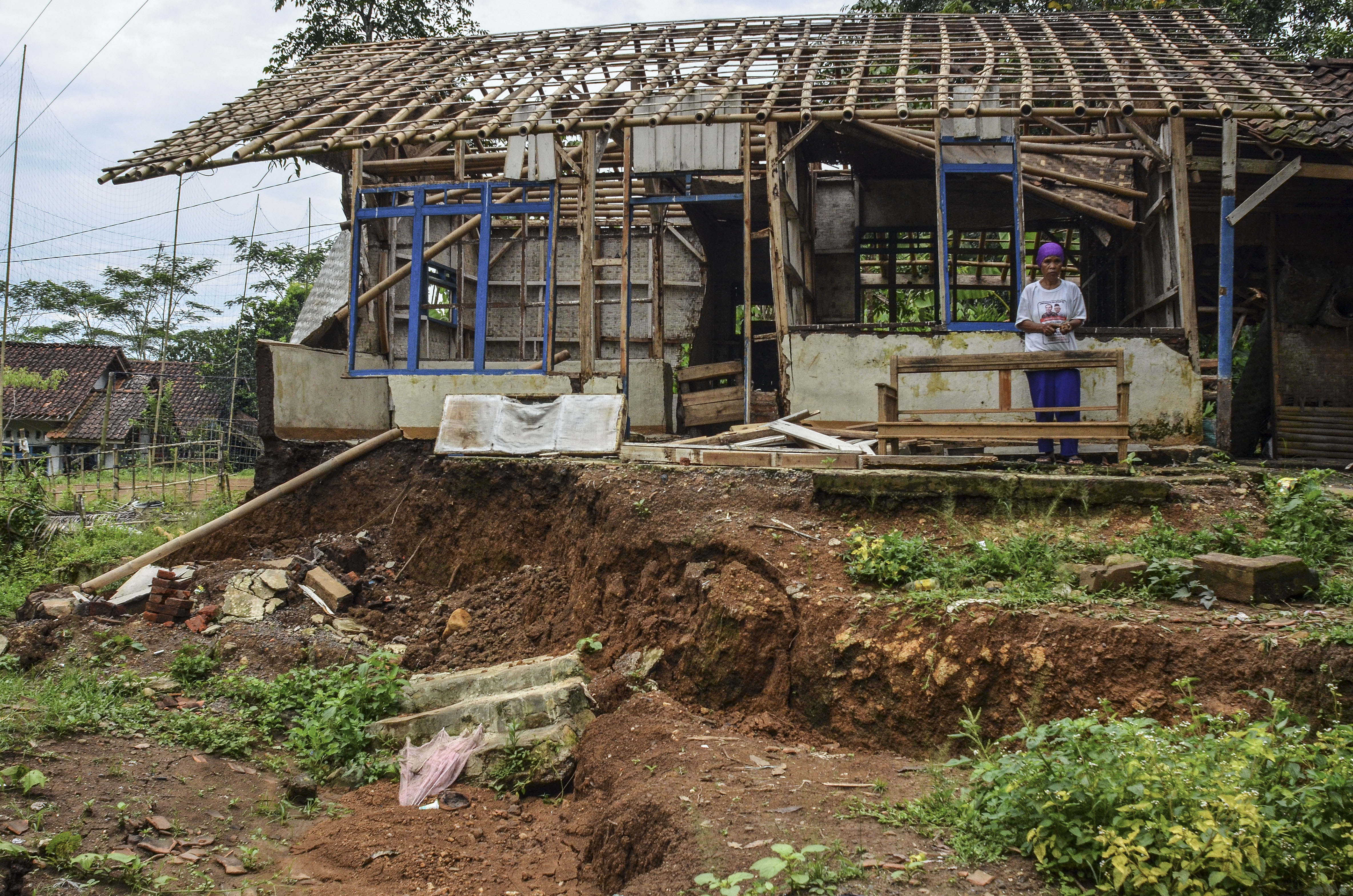 Rumah yang rusak akibat pergerakan tanah di Kota Tasikmalaya, Jawa Barat.